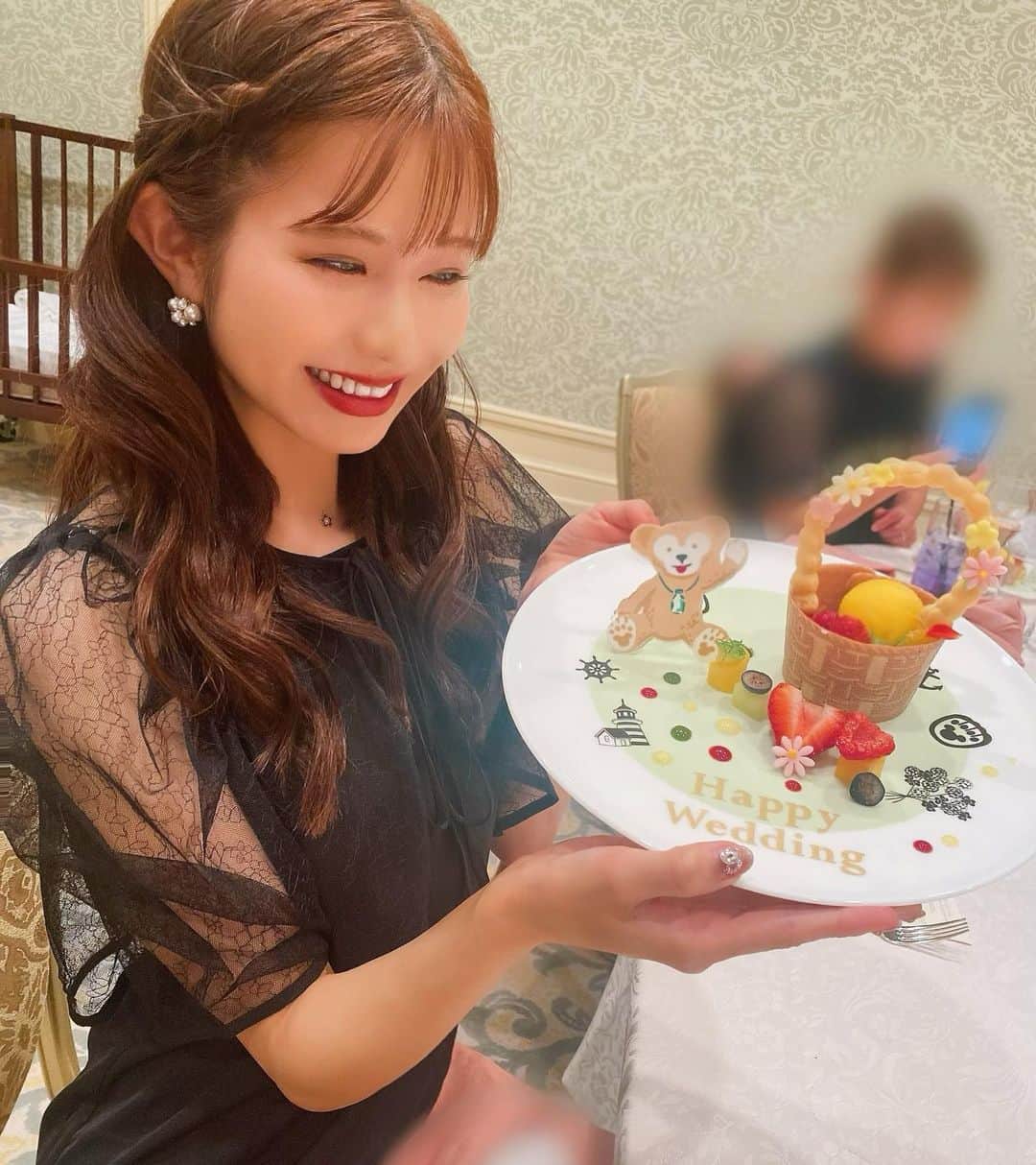 谷川愛梨のインスタグラム：「: お兄ちゃんの結婚式💍💐 豪華で盛大で凄かったぁ🐭🏰✨ ディズニーで挙式をするのが お嫁さんの小さい頃からの夢だったんだって💫 「夢を叶えてくれてありがとう」って 涙ながらに言うお嫁さんの言葉が胸にジーンときた😢 愛って素敵だ😭💓 ラプンツェルのドレスも似合ってて綺麗だったなぁ💓 終始感動でうるうるでした🥹 幸せをお裾分けしてもらって心がポカポカです☺️♡」