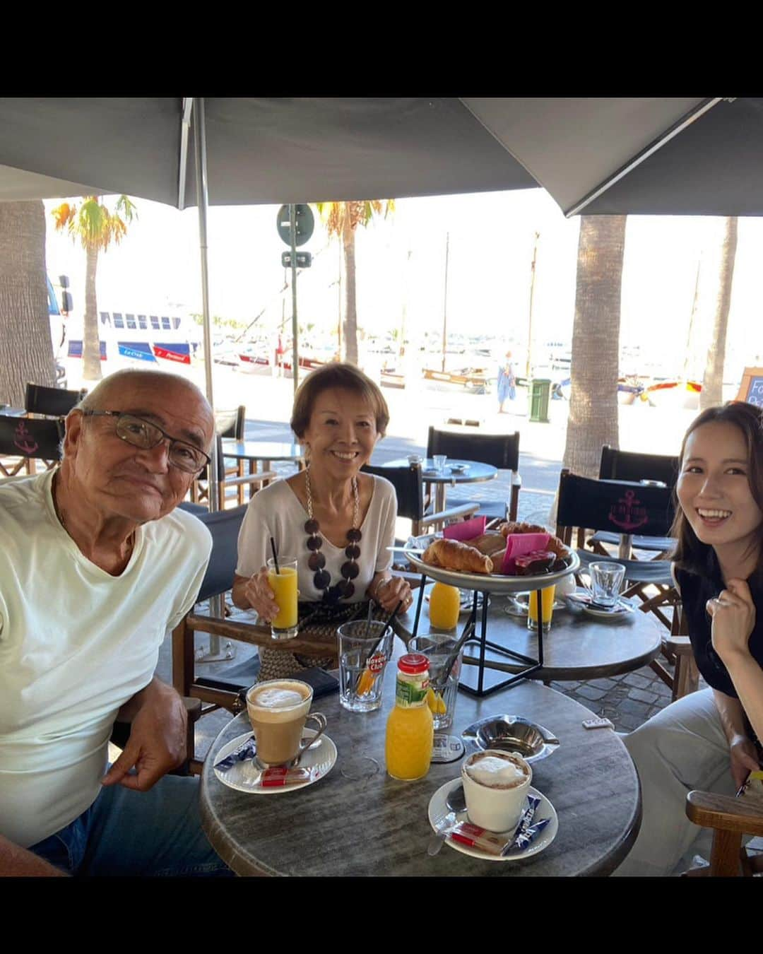 森川夕貴のインスタグラム：「* *  My lovely uncle and auntie :)   #france #market #mussels  #stakes  #一番使ったフランス語 #L’addition, s’il vous plaît. #お会計くださーい」