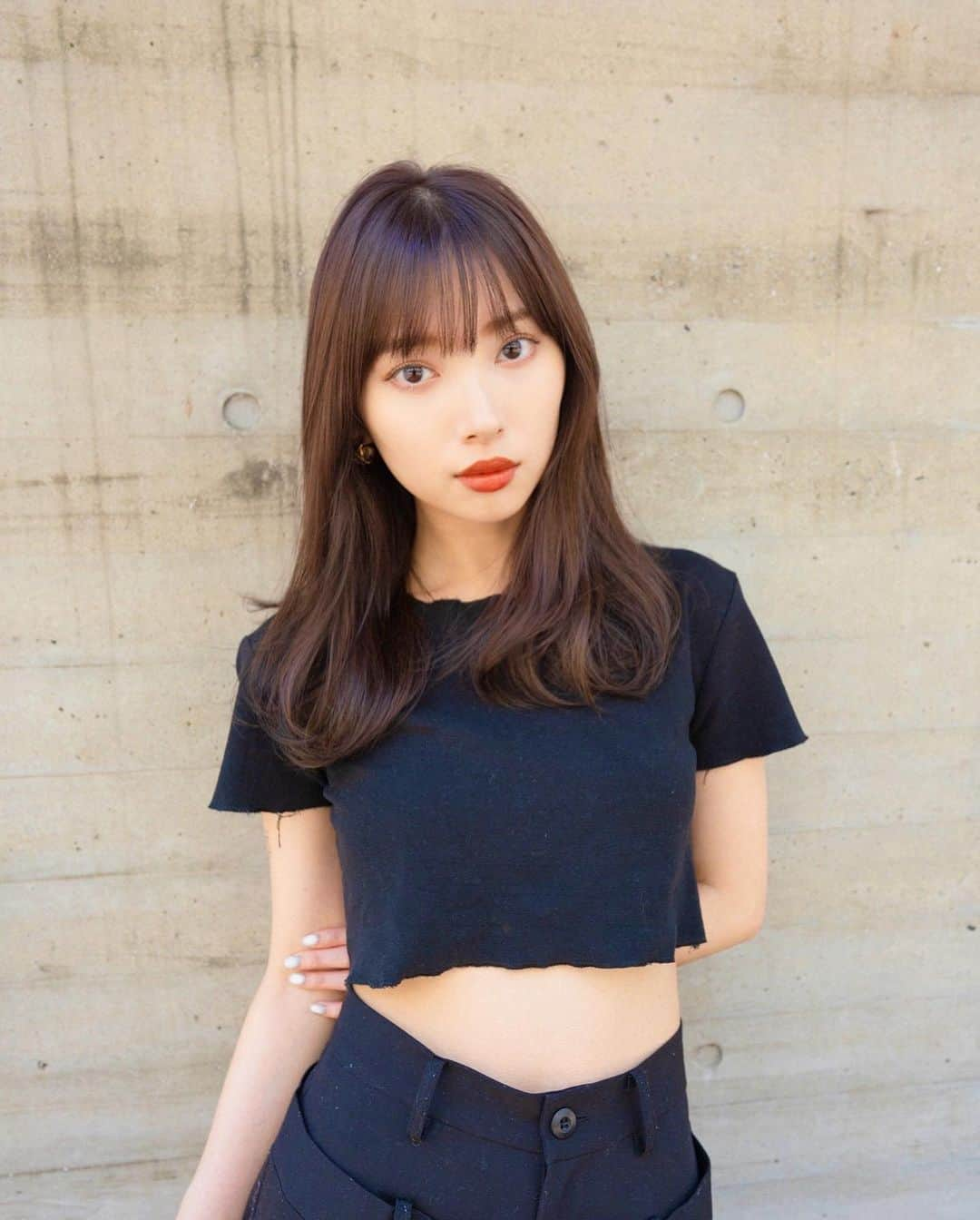 齋藤純也のインスタグラム：「ミディアムレイヤースタイル✂︎  低めレイヤーでも髪の毛の切り方で大きく動きが変わります、シンプルかつ束感と大胆な動きで差をつけます♩  ✴︎PRICE✴︎ カット✂︎7700円 カラー✂︎7700円  カットなしの場合シャンプーブロー料金+2200円 カラーはトリートメントin処方で圧倒的な艶感と手触りをプラスします。 ブリーチor3Dハイライト施術はプラス7700円です。 パーマ✂︎7700円 トリートメント✂︎種類多数によりカウンセリングで決めさせていただきます。5500円〜11000円 縮毛矯正✂︎17600円、前髪のみは6600円 ・ ネット予約が×の所もお電話かDMで時間調整できますので気軽にご連絡ください！ kelly.表参道本店　A1出口より徒歩45秒 東京都渋谷区神宮前5-2-5 JY表参道ビル２Ｆ kelly. ・ ・ ✔️群馬県伊勢崎市で出勤するスケジュールは隔週水曜日です。 群馬店は料金が異なります、お問い合わせください 群馬のご予約はＤＭまたは ホットペッパービューティーで  kelly. by L.O.G 検索✂︎ 在籍日程が少なくて申し訳ありません。 薬剤は最新のものを揃えました 群馬県伊勢崎市宮前町146-1」