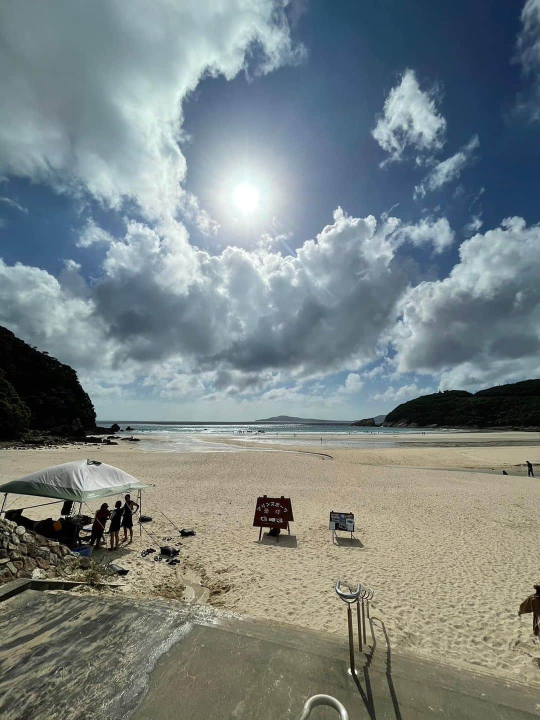 松村澪のインスタグラム：「【大人の修学旅行〜五島福江島1DAY】 みんなより一足先に、福岡からプロペラ機で福江島へ🛫  大人8人、ちびっ子1人の旅がスタート💕  日本一キレイな高浜海水浴場へ🏖 砂浜がサラサラで、透き通る海は最高😄  シュノーケリングしながらお魚探しできて大満足🐟👍  夜はみんなで五島牛の焼肉「泰陽」さんへ❣️ さっぱりとしたお肉で脂が甘い😉美味しいかった😋  お宿は、一棟貸りの「民泊 華」さんにお世話になりました‼️ここも広くて落ち着けて最高なお宿🏠  夜はお宿で、もちろん大宴会🍻」