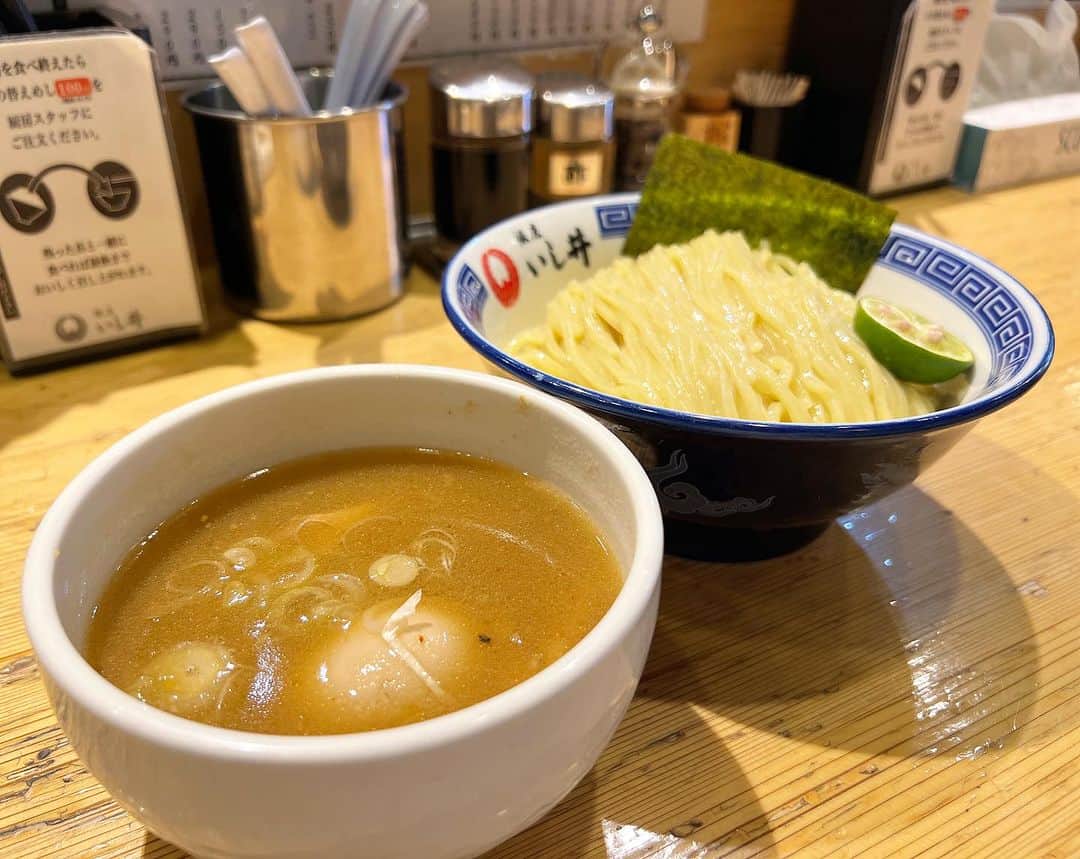 本谷亜紀のインスタグラム：「銀座 いし井 五反田店でつけ麺🍜新卒が、五反田勤務だったんです。だから思い出の味。でも思い出補正なく、相変わらず美味しかった☺️  麺にすだちを絞ったり、黒七味つけたりして変化を楽しむ‼️ ㅤㅤㅤㅤㅤㅤㅤㅤㅤㅤㅤㅤㅤ ラーメン全然関係ないけど最近ではお気に入りのご飯屋さん紹介してもいいですか？？ #豆腐食堂 恵比寿にあって、豆腐だらけのお店なんだけどこのとうめしが最高すぎる！ヘルシーかつお腹いっぱいになれる！  #魚竹 最近激痛を伴う通院をほぼ毎週してるからその後のご褒美ランチとして毎週行ってる。新鮮なお刺身定食が1200円で食べられるの！！牡蠣つけたら1400円でも大満足⭕  #ドロゲリアサンクリッカ 最近店内広くなったまるで海外なカフェ。ここでたべたマリトッツォ🍞見た目に反して軽やかで食べやすくとにかくおいしかった！！  今更なんて言わないでぜひご賞味を🙏 #銀座いし井  #五反田ランチ  #ラーメン #らーめん #麺スタグラム #つけ麺 #ランチ #中華そば #🍜」