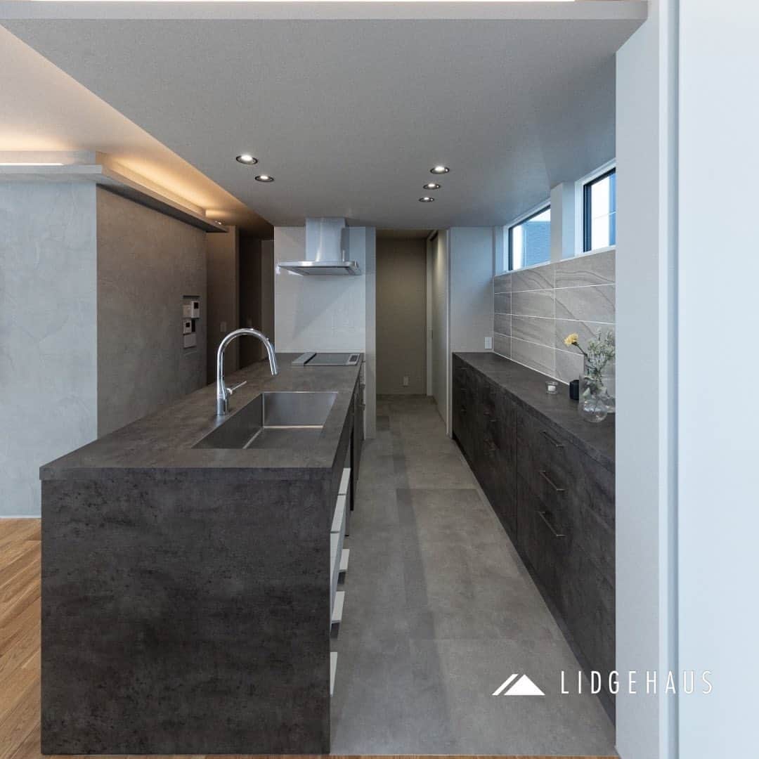 ONLY ONE HOUSE 株式会社 新谷組さんのインスタグラム写真 - (ONLY ONE HOUSE 株式会社 新谷組Instagram)「* 弊社1番人気の組み合わせ オーク×ベトングレー  キッチンが主役になるよう 生活感がでがちな家電や冷蔵庫は パントリー内に隠せる設計に✨  -------------------------------------- more photos...▷▷ @lidgehaus  follow me🕊 --------------------------------------  私たち#リッジハウス の目指すべき姿。 それは、「住まいの創造を通して 幸せな家族の未来を創出する」こと。  家を手に入れた満足よりも、 住んでからの満足を永続的に味わう。  そのために何気ない日常に 幸せを感じられる、 “あなたらしさ”を大切にした #家づくり のお手伝いをしたい。  そんな想いから #LIDGEHAUS は誕生しました🌱  Life is Designed General Enjoyment. ー 幸せは、いつも 何気ない日常にある。ー  #工務店 #新築 #一戸建て #マイホーム #マイホーム計画 #注文住宅 #デザイン住宅 #おおい町 #舞鶴市 #高浜町 #小浜市 #敦賀市 #若狭町 #美浜町 #嶺南 #キッチンインテリア #間接照明 #グラフテクト #ベトングレー #オーク無垢床 #オーク  #下がり天井 #ルノン」7月24日 20時23分 - lidgehaus