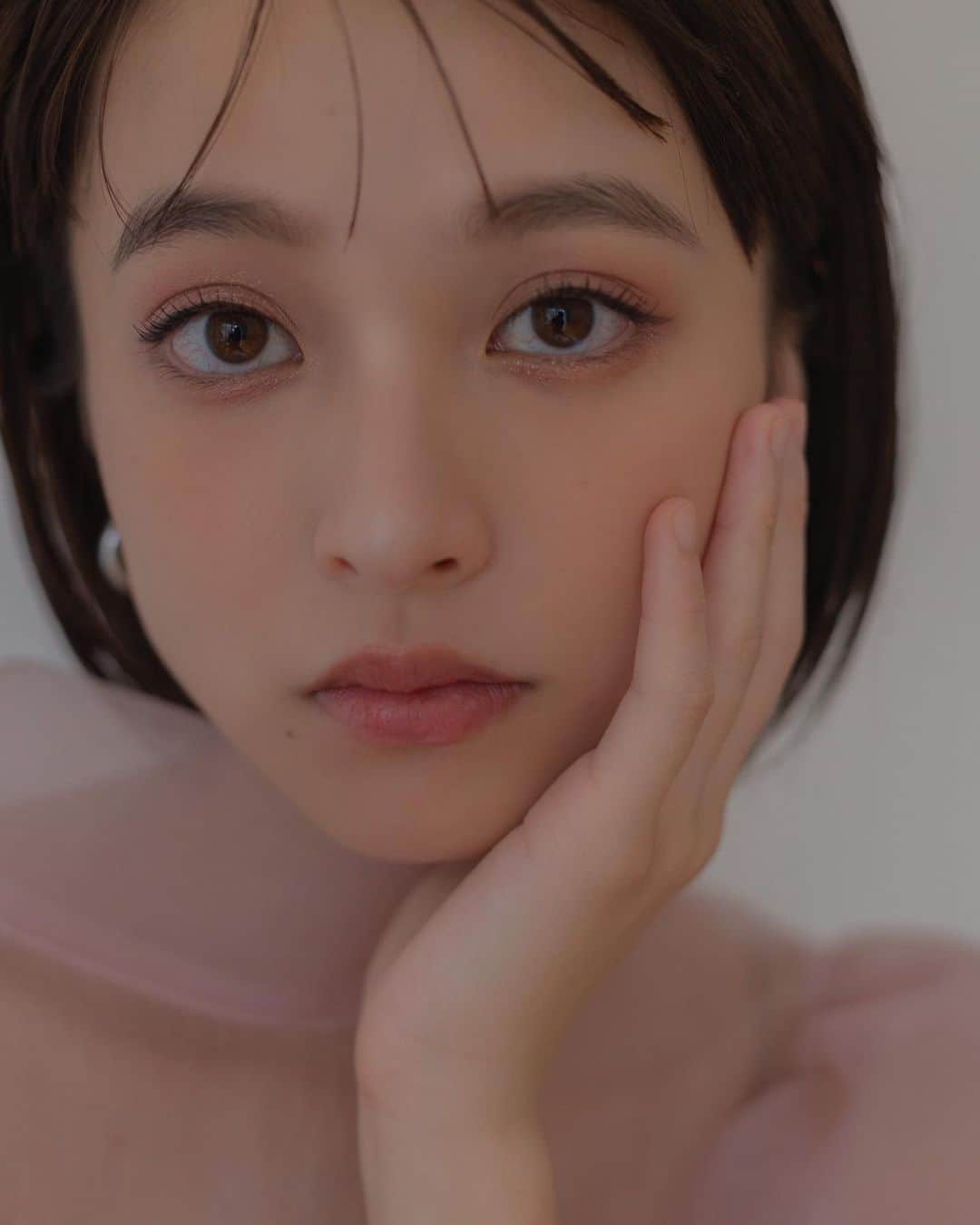 大木光のインスタグラム：「プロセスは前回の投稿にアップしています🙋‍♂️！  EYE.. @suqqu_official  リクイド　ラスター　アイズ 05 煌紫檀 -KOUSHITAN  SUQQUのアイシャドウの中でも最大量のパールが配合されており グラデーションなどをせずとも一色をサッとひと塗りするだけで抜け感と目元印象を高められるアイテム！  LIP.. @addictionbeauty_official  ザ リップスティック  エクストレム　シャイン017 Not a Girl  深みのあるブラウンリップでありながらシアーなテクスチャーが好みのアイテム  CHEEK..  @rmkofficial  ピュア コンプレクション  ブラッシュ09 デザートブルーム  ピンクベージュのカラーで肌に溶け込みながらも凛とした落ち着いた雰囲気に  swipe▷▷ でアイテム詳細をのせています！  #メイク#suqqu #スック#suqquアイシャドウ #rmk #rmkチーク #makeupaddiction #アディクション #新作コスメ」