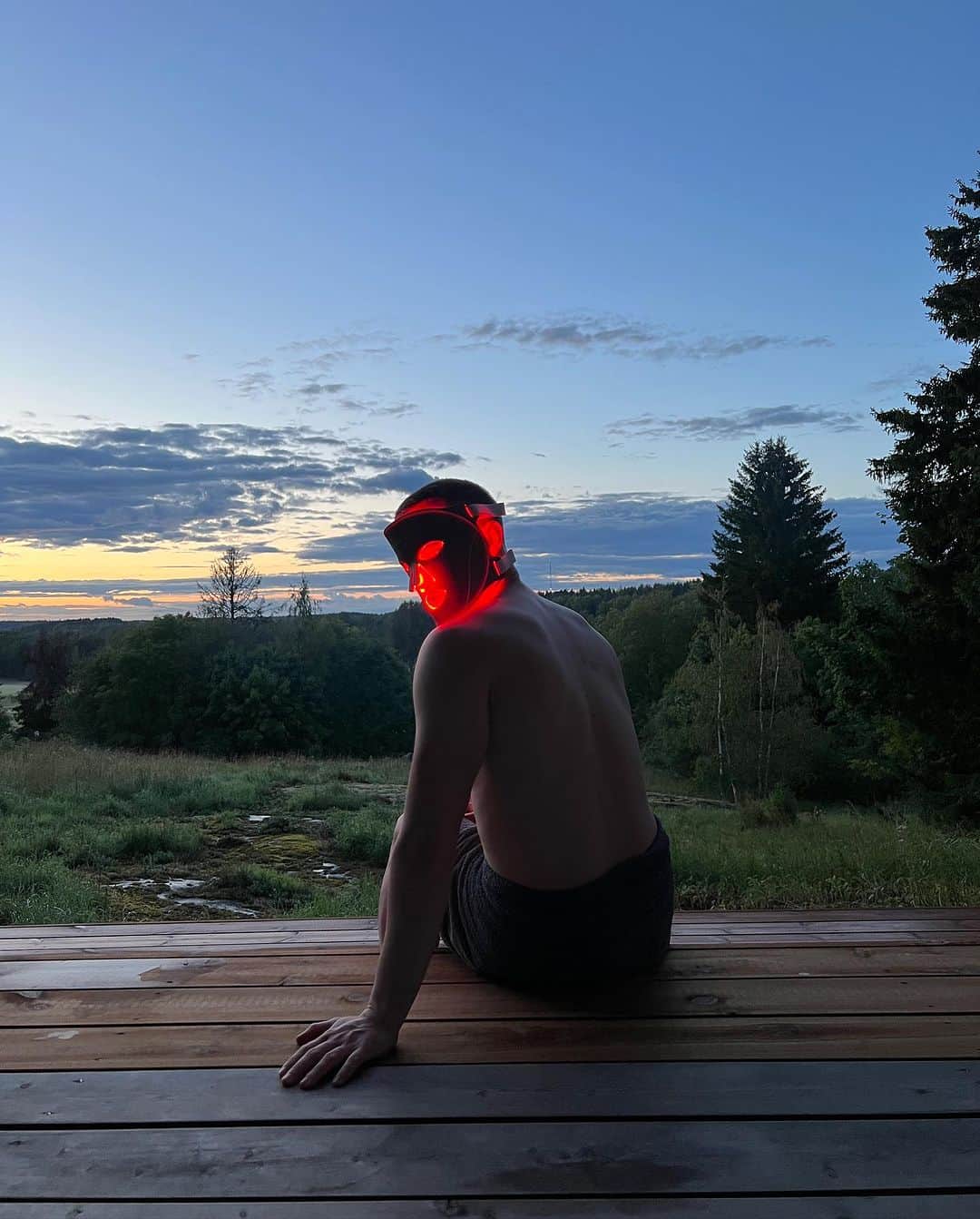 アダム・リッポンのインスタグラム：「This is your reminder to get OUT and experience the natural beauty all around us. I love to *unplug* and *reconnect* with Mother Nature. 🌏🌞🌳」