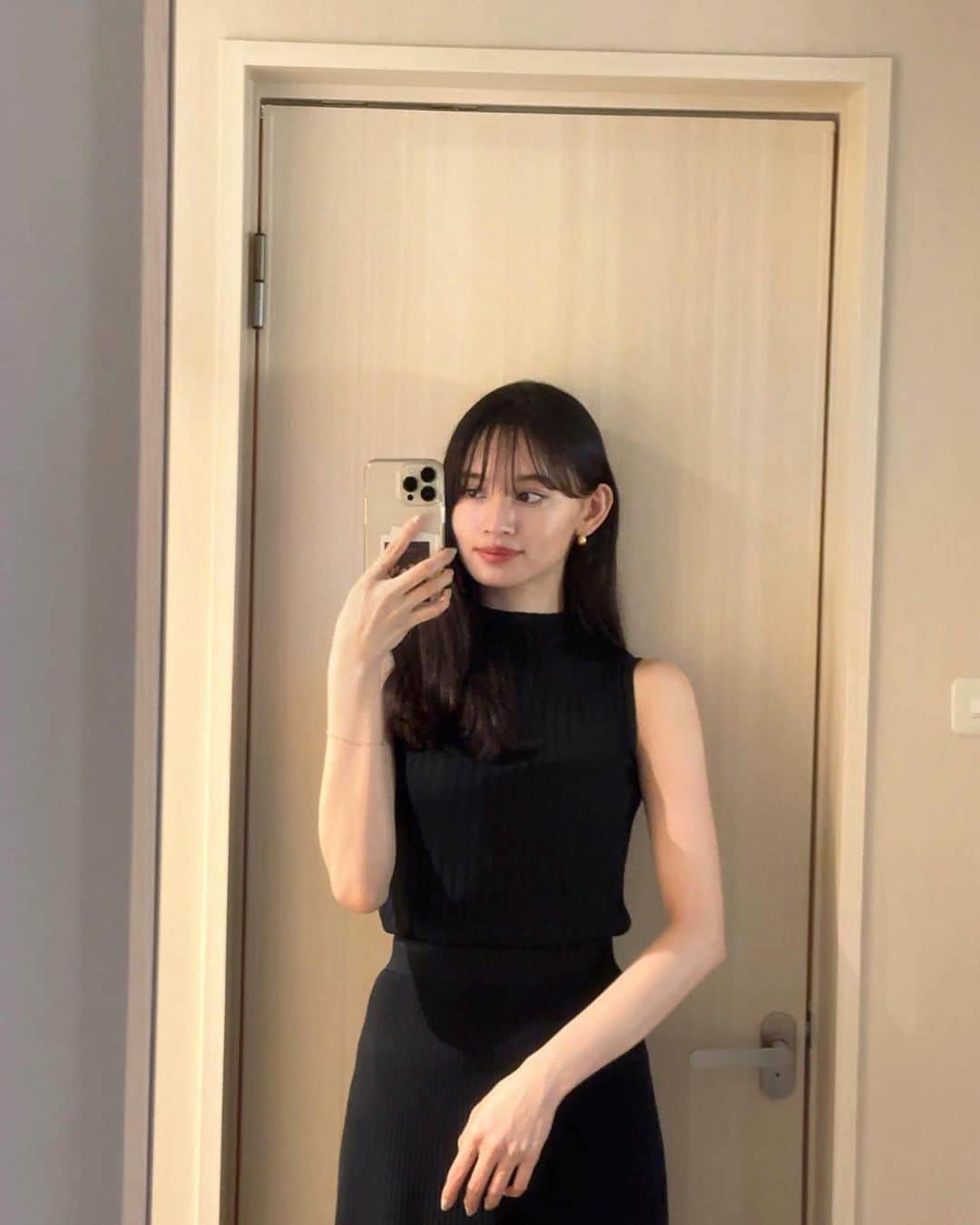 shihori.kathleenのインスタグラム：「綺麗めでもカジュアルめでも相性抜群のゴールドピアス🌛✨と夏でも涼しい綺麗めセットアップ🐈‍⬛🤍🎐」