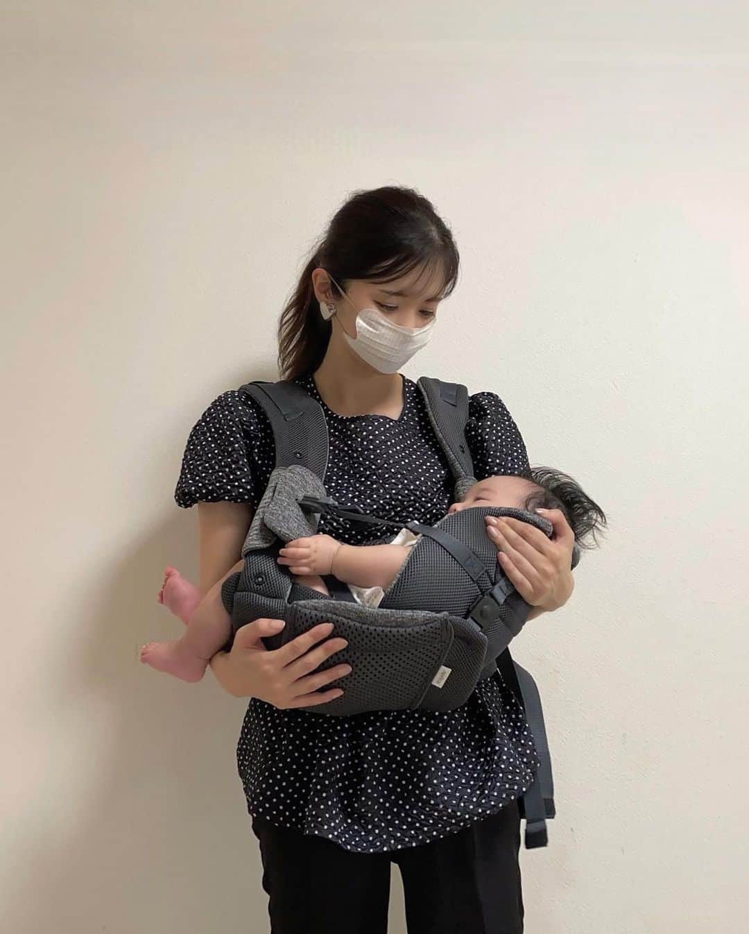 haruru0724さんのインスタグラム写真 - (haruru0724Instagram)「. 生後3ヶ月半ぐらいになった下の子、 大きくなった〜👶🏻🤍  抱っこ紐は前にも紹介したけど、 アップリカ @aprica.jp_official の、 『コアラ ウルトラメッシュ EX』を使ってます✨  この抱っこ紐の良いところは、 新生児期やまだ首が座ってない時期に安心の “ママうで抱っこ“ができるところ❣️  抱っこ紐なしだとタテ抱っこが好きなんだけど、 抱っこ紐だと、相変わらず この“ママうで抱っこ“の方が好きみたいです😂🤍  “腰らくサポートEX“で、 腰への負担を軽減してくれるし、 幅広パッドで骨盤を背後からサポートしてくれるから、 ママ的にもありがたい🥹💕 . . . #抱っこはもっと楽しくなる #アップリカ  #アップリカコアラ #コアラ #抱っこ紐 #腰らくサポートEX #抱っこひも #PR #aprica #0歳児ママ #産後ママ #出産 #令和5年ベビー #令和5年  #第二子 #第二子出産 #第二子誕生  #二児ママ #二児の母 #二児のママ  #赤ちゃん #赤ちゃんのいる生活  #赤ちゃんのいる暮らし #ドットブラウス  #4月生まれベビー #ブラウスコーデ  #ママコーデ #モノトーンコーデ #白黒コーデ #ドットブラウス」7月24日 20時30分 - haruru0724