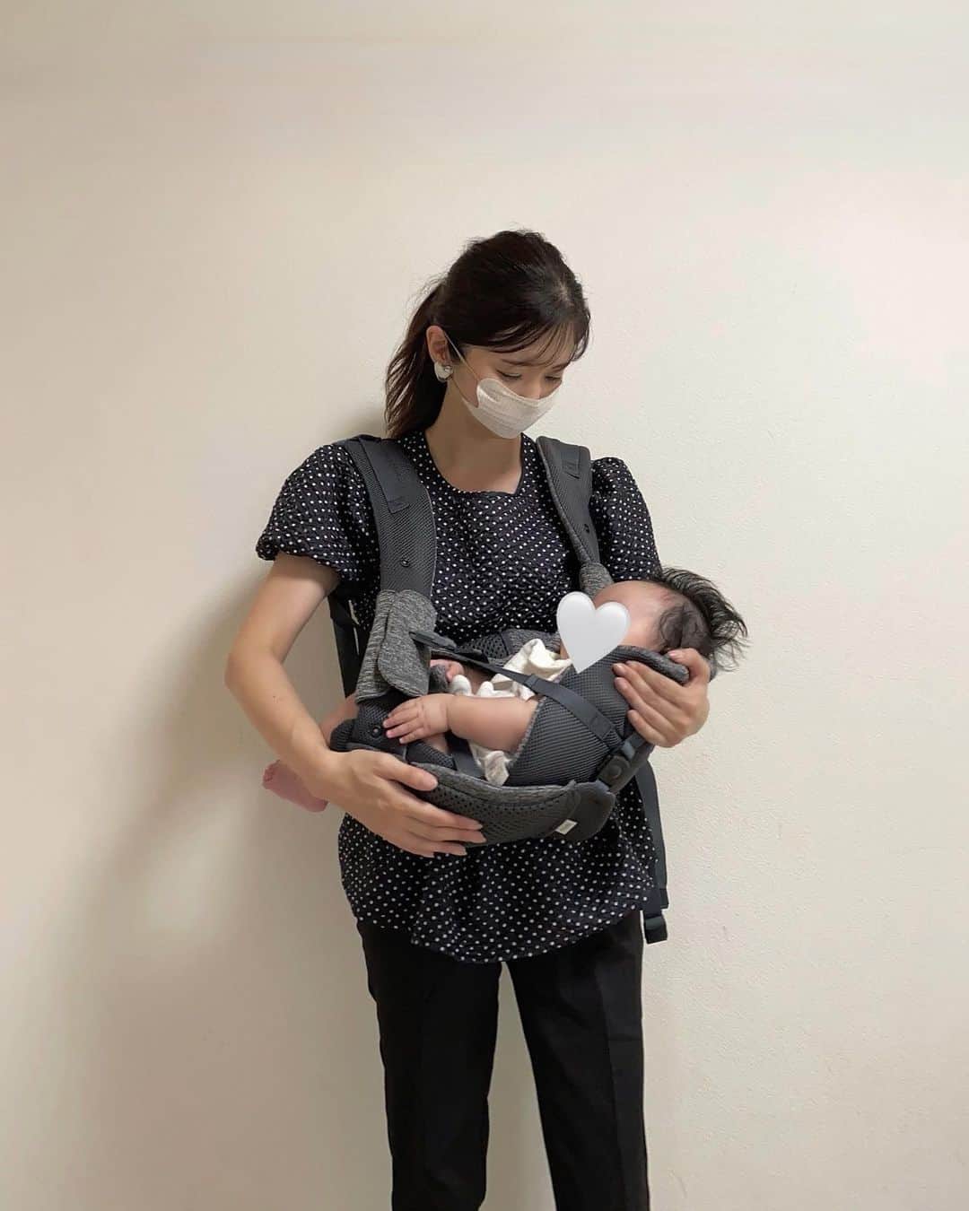 haruru0724さんのインスタグラム写真 - (haruru0724Instagram)「. 生後3ヶ月半ぐらいになった下の子、 大きくなった〜👶🏻🤍  抱っこ紐は前にも紹介したけど、 アップリカ @aprica.jp_official の、 『コアラ ウルトラメッシュ EX』を使ってます✨  この抱っこ紐の良いところは、 新生児期やまだ首が座ってない時期に安心の “ママうで抱っこ“ができるところ❣️  抱っこ紐なしだとタテ抱っこが好きなんだけど、 抱っこ紐だと、相変わらず この“ママうで抱っこ“の方が好きみたいです😂🤍  “腰らくサポートEX“で、 腰への負担を軽減してくれるし、 幅広パッドで骨盤を背後からサポートしてくれるから、 ママ的にもありがたい🥹💕 . . . #抱っこはもっと楽しくなる #アップリカ  #アップリカコアラ #コアラ #抱っこ紐 #腰らくサポートEX #抱っこひも #PR #aprica #0歳児ママ #産後ママ #出産 #令和5年ベビー #令和5年  #第二子 #第二子出産 #第二子誕生  #二児ママ #二児の母 #二児のママ  #赤ちゃん #赤ちゃんのいる生活  #赤ちゃんのいる暮らし #ドットブラウス  #4月生まれベビー #ブラウスコーデ  #ママコーデ #モノトーンコーデ #白黒コーデ #ドットブラウス」7月24日 20時30分 - haruru0724