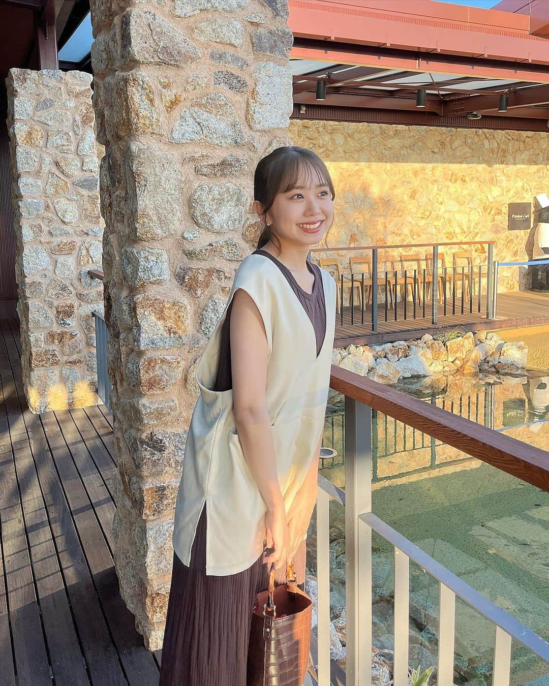 平山真衣のインスタグラム：「行ったカフェがたまたま着てた服といい感じにマッチしてました🌳☕️笑      奈良県にあるモンベルカフェ！   あのmont-bellがプロデュースしてるカフェでした🧸雰囲気もめちゃすき！     #ootd#ootdfashion#奈良ランチ#奈良カフェ#モンベル#ベルサイユカフェ#ブラウンコーデ#淡色コーデ#淡色女子#ブラウンカラー#夏服#夏コーデ#夏服コーデ#ノースリーブ#ノースリーブワンピース#カジュアルコーデ#大人カジュアル#大人カジュアルコーデ#シンプルコーデ#lowrysfarm#ローリーズファーム#02#nmb48」