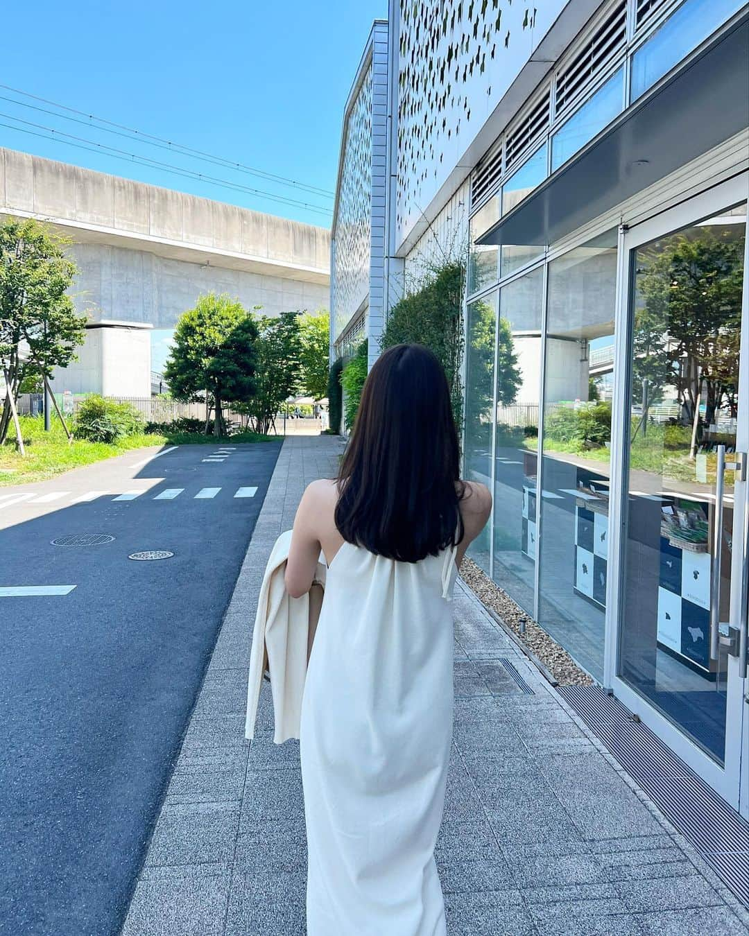 森山紗希さんのインスタグラム写真 - (森山紗希Instagram)「年中白い服が大好き🤭  タオル生地で楽ちんなワンピ。 リゾート感が出るのもお気に入り♡ @holidayandholiday_official   #休日  #休日の過ごし方  #ワンピース  #リゾート  #ホワイトコーデ」7月24日 20時31分 - morisaki0404