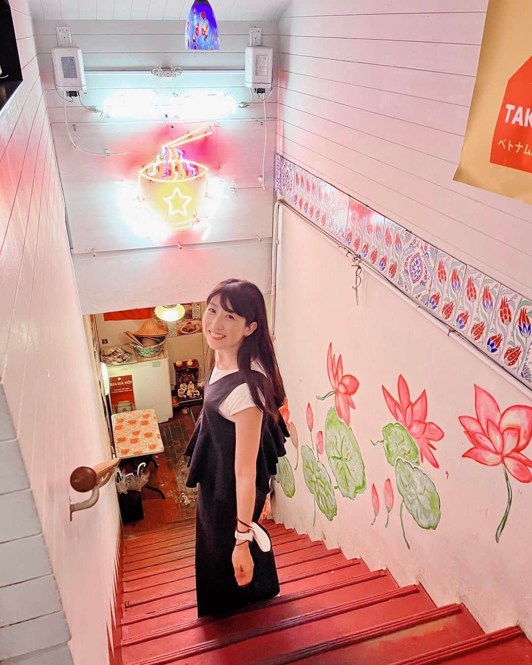 土屋香織さんのインスタグラム写真 - (土屋香織Instagram)「ꕥ.神戸 北野 コムコカ 🇻🇳  日本最古のモスクのそば🕌（この通りめちゃくちゃディープ！） ベトナム国旗の看板が目印のベトナム料理屋さんコムコカ🍽️ 入り口可愛い😍 . 好きなようにかけられるタレがたまらなく美味しくて🤤 #トゥンオッ （チリソース）🌶️ #ヌクトゥン （ベトナム醤油） #ザムトーイ （にんにく酢） #ヌクマム 持って帰りたいくらいだった笑 春巻き美味しかったなぁ。 . 大好きなサイゴンスペシャル飲めてうれしかった🍺 . ベトナムに旅行気分✈️♡ ベトナムはご飯おいしくて物価安くて安全で楽しかったからぜひまた行きたい国🇻🇳 . . . #コムコカ #神戸北野 #神戸 #神戸グルメ #三ノ宮  #三ノ宮グルメ #ベトナム料理 #ベトナム #かおvoyage #かおgourmet #tabifleeeeek #ツギノタビ #東京女子部 #retrip_nippon #retrip_gourmet #triproud #ことりっぷ #るるぶ #旅色 #海外旅行 #海外旅行大好き #神戸観光 #神戸旅行 #神戸ディナー #🇻🇳 #vietnam」7月24日 20時42分 - kaorintsuchiya