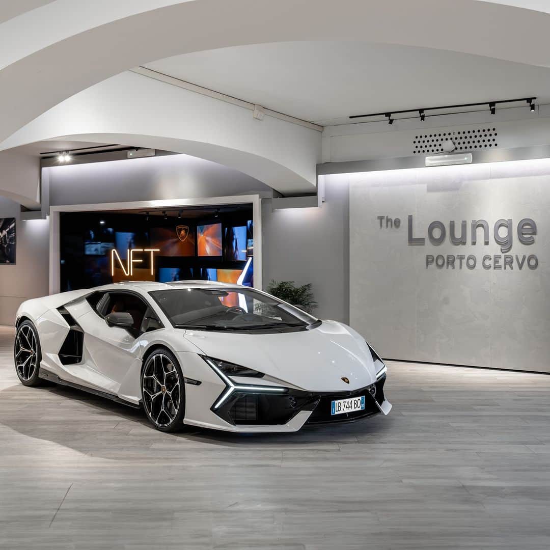 ランボルギーニのインスタグラム：「Thrills don’t stop at summer. For the fifth consecutive year we are opening our exclusive Lamborghini Lounge in Porto Cervo, spanning over 600 square meters, with furnishings designed by our partner @livingdivani and featuring a private patio open until September 10th for a test drive of our Urus S and Huracán Tecnica. At the entrance, you will meet two of our latest Super Sports Cars: the striking Lamborghini Revuelto in Bianco Monocerus and the rugged Huracán Sterrato in Verde Gea. Quite a welcoming sight, wouldn't you agree?  #Lamborghini #LivingDivani  __ Revuelto: The vehicle is not yet offered for sale and is therefore not subject to Directive 1999/94/EC. The fuel consumption and emissions data is in the type approval stage  Huracán Sterrato: fuel consumption combined: 14,9 l/100km (WLTP); CO2-emissions combined: 337 g/km (WLTP)  Urus S: fuel consumption combined: 14,1 l/100km (WLTP); CO2-emissions combined: 320 g/km (WLTP)」