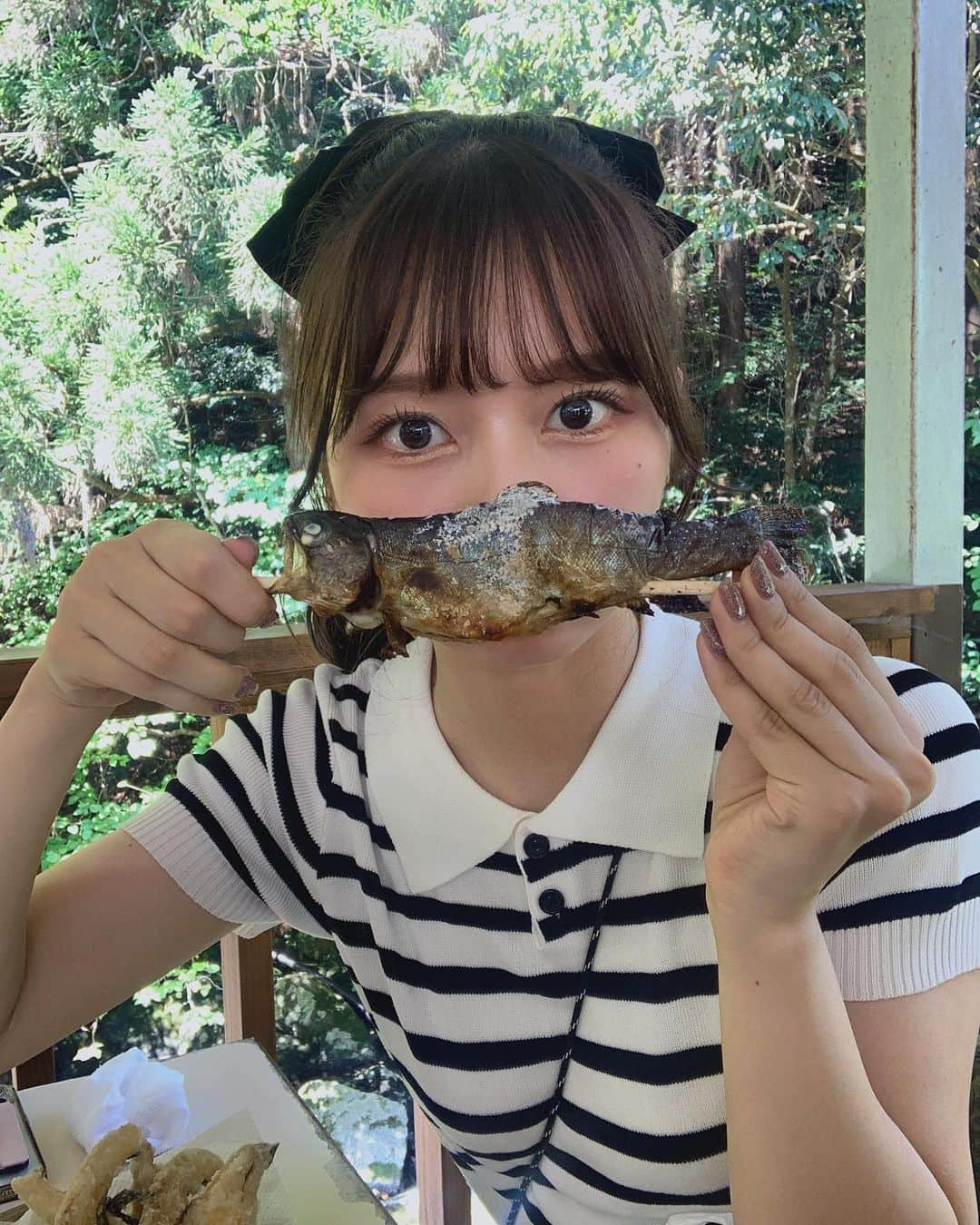 ななこさんのインスタグラム写真 - (ななこInstagram)「本当に岐阜が大好きなのだ 昨日は夏を感じたくて、大学の友達に岐阜に来てもらって、車で連れ回しました 大学が遠かったから、大学の友達に地元を案内できるのってすごく幸せ感じるのよね  最近、私の投稿を参考に岐阜旅に来てくれるファンの方が多いので、今後はもっと岐阜発信するね！！ 私の大好きな郡上の #釜が滝ます園 ここはまじで月１でくるレベルに大好きな場所！ ますとかあまごが釣れる釣り堀なんだけど、すぐ横が山で川も流れてて最高なの！！ その場で釣って調理してもらってだから、値段も安いし、とにかく穏やかで大好きな場所！ 夏休みだから人めっちゃいたけど、普段はそんないなくて、店員さん（？）にもたくさん教えてもらって楽しいのよ〜〜 丸焼きをかぶりつくのと、唐揚げが天才！！  そのあとは #板取川 にちゃぷちゃぷしに行ったのさ〜〜 板取川はありえないほど水が綺麗で、ボートとか乗ると空中に浮いてるように見えちゃうレベル！ エメラルドグリーンで宝石みたいにすっっごい綺麗なんだよ〜〜〜！！ ただ川はガチで危ないから本当に気をつけてね！！ 私は足湯レベルまでしかつからなかったから、浅瀬で服も着替えず涼んでたけど、本気で浸かる人は絶対にライフジャケット着てくれ！！！！本当に！！！！ 足場も悪いし、苔生えててぬるぬるするし、急に深くなったり流れが足元だけ早かったりするから簡単に体持ってかれる！！！ BBQとかでテンション上がって川入る人もいると思うけど、小さい頃から揖斐川で遊んでた私は怖すぎるので浅瀬派です！！！ すっごく気持ちよくて足元いろんな魚いたからドクターフィッシュかと思ったよ〜〜（全然メダカ）  動画でも入ってる通り、かき氷食べたくね？ってなって #かき氷のねこきんぎょ ってとこに行ったの！ ここもちょこばななかき氷食べた( ◠‿◠ )美味しかった  そのあとはスシロー行って爆食いして、銭湯行ってみんなを駅に送りました  中学校とか高校の時は、都会にひたすら憧れたし、こんなクソ田舎！すぐに出てやる！！って思ってたんだけどさ 大学生になって大人になって、どんどん行動範囲が広がって車を持った瞬間 岐阜の神さを日々感じています  ちょっと行ったら都会だし、ちょっと言ったら山奥だし、隣の県多いからどこでも遊べるし、高山とか白川郷とかの涼しい場所もあって、多治見とか土岐の日本一激アツ地帯もあって、西濃も美味しいものたくさんあってアクセス良くて どでかいから隣の県も多い分、選択肢も広がるし、東京も大阪も真ん中だから便利やし 欲張りな私にとって最高の土地だなあと思っているのだ あとね、上も下も右も左も真ん中だから、いろんな種類のラーメン屋さんがあるよ( ◠‿◠ )  まじ全員移住した方がいいよってレベルに岐阜最高だなあって、サウナで整いながら思いました  岐阜最高〜〜岐阜に生まれてよかったすぎる〜〜  岐阜に豪邸建てたいし岐阜に骨埋めます流石に」7月24日 20時36分 - _nana._.com_