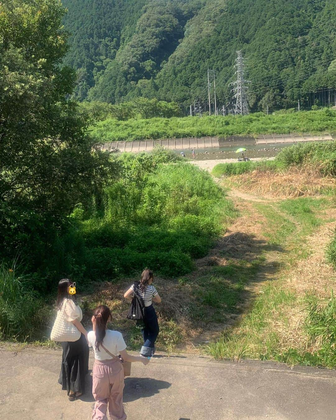 ななこさんのインスタグラム写真 - (ななこInstagram)「本当に岐阜が大好きなのだ 昨日は夏を感じたくて、大学の友達に岐阜に来てもらって、車で連れ回しました 大学が遠かったから、大学の友達に地元を案内できるのってすごく幸せ感じるのよね  最近、私の投稿を参考に岐阜旅に来てくれるファンの方が多いので、今後はもっと岐阜発信するね！！ 私の大好きな郡上の #釜が滝ます園 ここはまじで月１でくるレベルに大好きな場所！ ますとかあまごが釣れる釣り堀なんだけど、すぐ横が山で川も流れてて最高なの！！ その場で釣って調理してもらってだから、値段も安いし、とにかく穏やかで大好きな場所！ 夏休みだから人めっちゃいたけど、普段はそんないなくて、店員さん（？）にもたくさん教えてもらって楽しいのよ〜〜 丸焼きをかぶりつくのと、唐揚げが天才！！  そのあとは #板取川 にちゃぷちゃぷしに行ったのさ〜〜 板取川はありえないほど水が綺麗で、ボートとか乗ると空中に浮いてるように見えちゃうレベル！ エメラルドグリーンで宝石みたいにすっっごい綺麗なんだよ〜〜〜！！ ただ川はガチで危ないから本当に気をつけてね！！ 私は足湯レベルまでしかつからなかったから、浅瀬で服も着替えず涼んでたけど、本気で浸かる人は絶対にライフジャケット着てくれ！！！！本当に！！！！ 足場も悪いし、苔生えててぬるぬるするし、急に深くなったり流れが足元だけ早かったりするから簡単に体持ってかれる！！！ BBQとかでテンション上がって川入る人もいると思うけど、小さい頃から揖斐川で遊んでた私は怖すぎるので浅瀬派です！！！ すっごく気持ちよくて足元いろんな魚いたからドクターフィッシュかと思ったよ〜〜（全然メダカ）  動画でも入ってる通り、かき氷食べたくね？ってなって #かき氷のねこきんぎょ ってとこに行ったの！ ここもちょこばななかき氷食べた( ◠‿◠ )美味しかった  そのあとはスシロー行って爆食いして、銭湯行ってみんなを駅に送りました  中学校とか高校の時は、都会にひたすら憧れたし、こんなクソ田舎！すぐに出てやる！！って思ってたんだけどさ 大学生になって大人になって、どんどん行動範囲が広がって車を持った瞬間 岐阜の神さを日々感じています  ちょっと行ったら都会だし、ちょっと言ったら山奥だし、隣の県多いからどこでも遊べるし、高山とか白川郷とかの涼しい場所もあって、多治見とか土岐の日本一激アツ地帯もあって、西濃も美味しいものたくさんあってアクセス良くて どでかいから隣の県も多い分、選択肢も広がるし、東京も大阪も真ん中だから便利やし 欲張りな私にとって最高の土地だなあと思っているのだ あとね、上も下も右も左も真ん中だから、いろんな種類のラーメン屋さんがあるよ( ◠‿◠ )  まじ全員移住した方がいいよってレベルに岐阜最高だなあって、サウナで整いながら思いました  岐阜最高〜〜岐阜に生まれてよかったすぎる〜〜  岐阜に豪邸建てたいし岐阜に骨埋めます流石に」7月24日 20時36分 - _nana._.com_