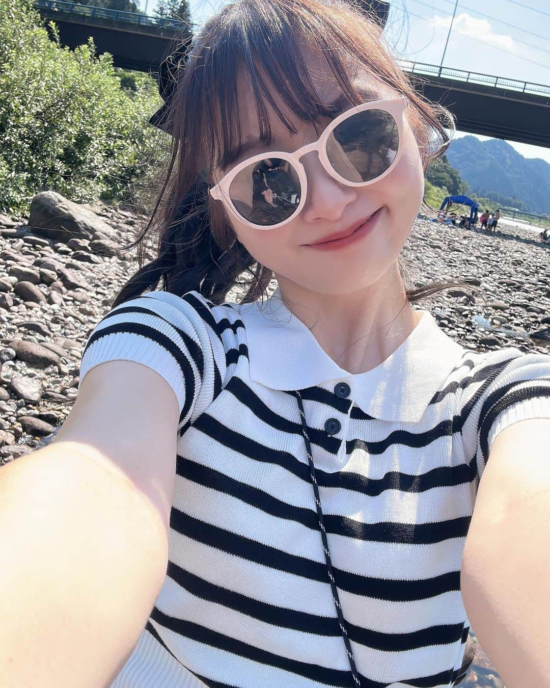 ななこさんのインスタグラム写真 - (ななこInstagram)「本当に岐阜が大好きなのだ 昨日は夏を感じたくて、大学の友達に岐阜に来てもらって、車で連れ回しました 大学が遠かったから、大学の友達に地元を案内できるのってすごく幸せ感じるのよね  最近、私の投稿を参考に岐阜旅に来てくれるファンの方が多いので、今後はもっと岐阜発信するね！！ 私の大好きな郡上の #釜が滝ます園 ここはまじで月１でくるレベルに大好きな場所！ ますとかあまごが釣れる釣り堀なんだけど、すぐ横が山で川も流れてて最高なの！！ その場で釣って調理してもらってだから、値段も安いし、とにかく穏やかで大好きな場所！ 夏休みだから人めっちゃいたけど、普段はそんないなくて、店員さん（？）にもたくさん教えてもらって楽しいのよ〜〜 丸焼きをかぶりつくのと、唐揚げが天才！！  そのあとは #板取川 にちゃぷちゃぷしに行ったのさ〜〜 板取川はありえないほど水が綺麗で、ボートとか乗ると空中に浮いてるように見えちゃうレベル！ エメラルドグリーンで宝石みたいにすっっごい綺麗なんだよ〜〜〜！！ ただ川はガチで危ないから本当に気をつけてね！！ 私は足湯レベルまでしかつからなかったから、浅瀬で服も着替えず涼んでたけど、本気で浸かる人は絶対にライフジャケット着てくれ！！！！本当に！！！！ 足場も悪いし、苔生えててぬるぬるするし、急に深くなったり流れが足元だけ早かったりするから簡単に体持ってかれる！！！ BBQとかでテンション上がって川入る人もいると思うけど、小さい頃から揖斐川で遊んでた私は怖すぎるので浅瀬派です！！！ すっごく気持ちよくて足元いろんな魚いたからドクターフィッシュかと思ったよ〜〜（全然メダカ）  動画でも入ってる通り、かき氷食べたくね？ってなって #かき氷のねこきんぎょ ってとこに行ったの！ ここもちょこばななかき氷食べた( ◠‿◠ )美味しかった  そのあとはスシロー行って爆食いして、銭湯行ってみんなを駅に送りました  中学校とか高校の時は、都会にひたすら憧れたし、こんなクソ田舎！すぐに出てやる！！って思ってたんだけどさ 大学生になって大人になって、どんどん行動範囲が広がって車を持った瞬間 岐阜の神さを日々感じています  ちょっと行ったら都会だし、ちょっと言ったら山奥だし、隣の県多いからどこでも遊べるし、高山とか白川郷とかの涼しい場所もあって、多治見とか土岐の日本一激アツ地帯もあって、西濃も美味しいものたくさんあってアクセス良くて どでかいから隣の県も多い分、選択肢も広がるし、東京も大阪も真ん中だから便利やし 欲張りな私にとって最高の土地だなあと思っているのだ あとね、上も下も右も左も真ん中だから、いろんな種類のラーメン屋さんがあるよ( ◠‿◠ )  まじ全員移住した方がいいよってレベルに岐阜最高だなあって、サウナで整いながら思いました  岐阜最高〜〜岐阜に生まれてよかったすぎる〜〜  岐阜に豪邸建てたいし岐阜に骨埋めます流石に」7月24日 20時36分 - _nana._.com_