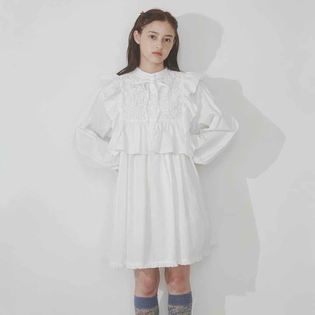 merry jennyのインスタグラム：「【pre order 10%OFF＆point up×10】 ㅤㅤㅤㅤㅤㅤㅤㅤㅤㅤㅤㅤㅤ 7/21(fri) 12:00 〜 7/25(tue) 23:59 official web store RUNWAY channel にて pre order 10%OFFを開催中‼︎ さらに！ pre order は point up×10・送料無料！  topのURLから⇨  @merryjenny_instagram  ぜひcheckして下さいね！  ○ レース2wayミニワンピース col : o.white / blue / black ¥12,100 (tax in)  ○ Vネックリボンカーディガン col : pink / blue / red ¥11,550 (tax in)     　 #merryjenny #メリージェニー  #2023aw #dreamwell #autumn」