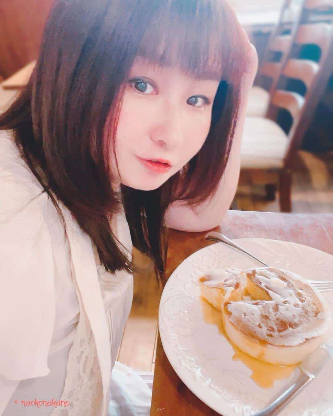 中野菜保子さんのインスタグラム写真 - (中野菜保子Instagram)「. 「オマケ付き🎁カレンダーのこと📱🎂✨」 写真は🍎🍎🍎🍎🍎🍎🍎枚 2: しっかりメイク 3:まとめサイトへの入り口 5:実は2段もあるパンケーキ🥞 7:Peace . . ご機嫌いかがですか？（≧∇≦）？  ともかく暑い🔥🔥🔥  みんな暑い中なんとかやってると思います。 でもガマンは危険なので  空調を入れたり水分塩分補給はもちろん、 睡眠も栄養もしっかりとって下さいね！！ . . そうそう、オマケ付きのお話。  8月版のスマホ待受カレンダーが出ました🍰 ダイスキなカフェのパンケーキと共に⭐️  銅板で焼かれてるんですよ！  ワタシは8月19日がお誕生日なので 日頃の感謝を込めて  お誕生月プレゼントととして 特別に限定写真をオマケでプレゼントです♪  オマケ写真は カレンダー用とはまた別で撮影しました。  はりきって撮影w  久しぶりに めっちゃちゃんと フルメイクした気がします💄 . . 以下詳細  本日(24日)から ワタシの公式まとめサイトの 「Photo Store」で 販売スタートしてます😊📱  データでダウンロードできるので 保存をお忘れなく☆ (紙媒体での販売はありません)  1枚200円  デザインは3種類 まとめ買い割引アリです  8月版をまとめ買いしてくれたかたに オマケのお誕生月限定写真が ついてきます！  いい写真ですよ✨😊✨ . . 🍧公式まとめサイトへは 3枚目の写真のQRコード、もしくは プロフィール欄のリンクか ハイライトから飛べます🍓🍓🍓  夏生まれの中野の笑顔を待ち受けに 暑い日を一緒に乗り越えましょ☺️ 🍓 🍓 🍓 #オマケ付き #誕生月特別 #公式まとめサイト #8月版 #パンケーキ #コーヒー大好き #スマホ壁紙 #スマホ待受 #限定写真 #限定グッズ #スマホカレンダー  #脚本家 #ナオ部 #中野菜保子 #columnist #actor #hollywoodstars #cm  #actress #舞台役者 #コラムニスト #stage #tvshow #moviestars #performer #表現者 #俳優 #女優 #演劇 #映画 @syanhaijitensya」7月24日 20時39分 - naokonakano8319