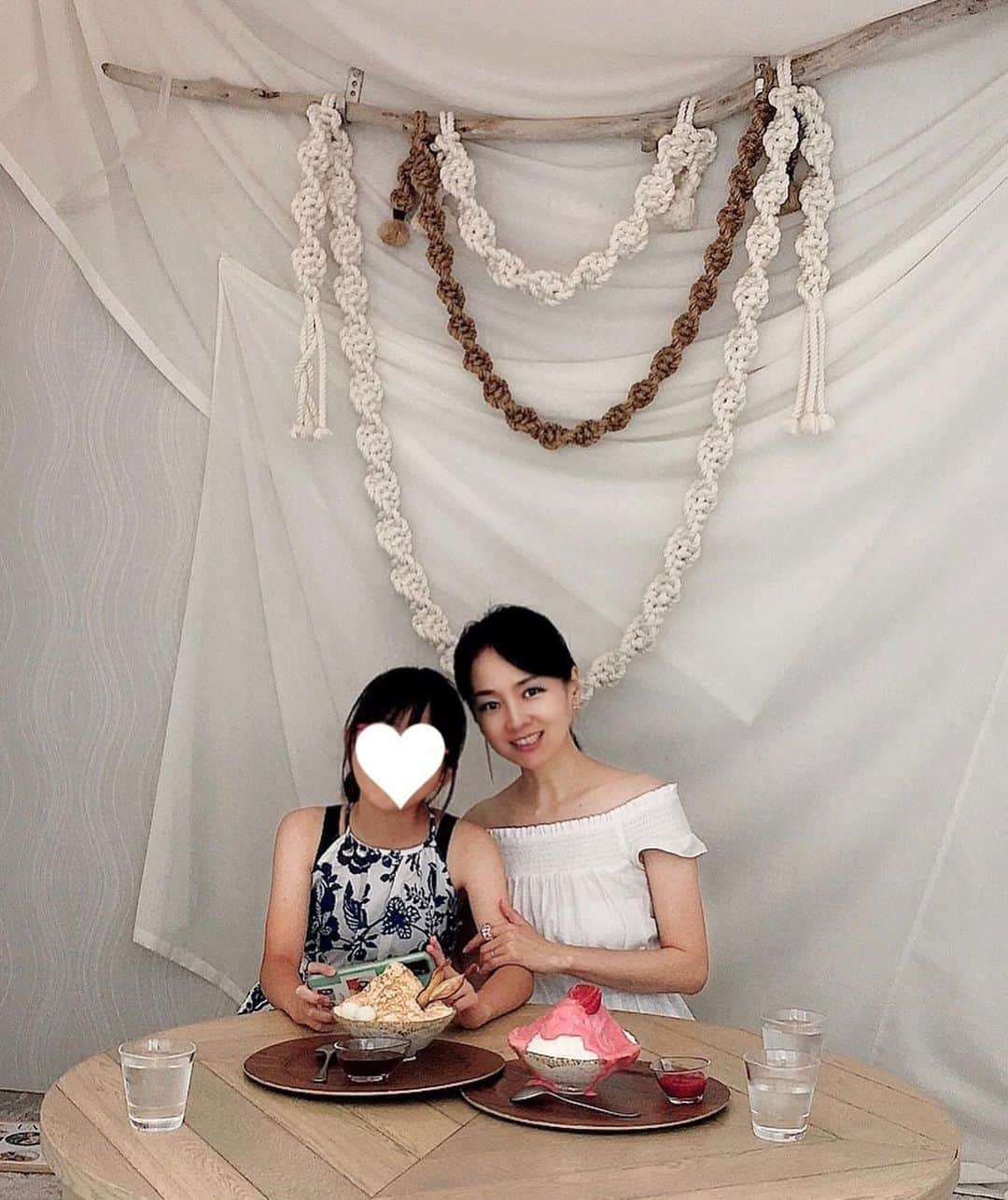 近藤淳子のインスタグラム：「つかの間の休日  海とつながる葉山うみのホテルへ  砂浜にいるかのような涼しい(笑）純白テントに癒されつつ、名物ミルクかき氷の進化バージョンをいただいてきました。  仕事の合間にも予定を詰め込みすぎるお恥ずかしい習慣があるのですが、リラックス大切だ💖  #葉山 #海と山のある暮らし  #夏になると」