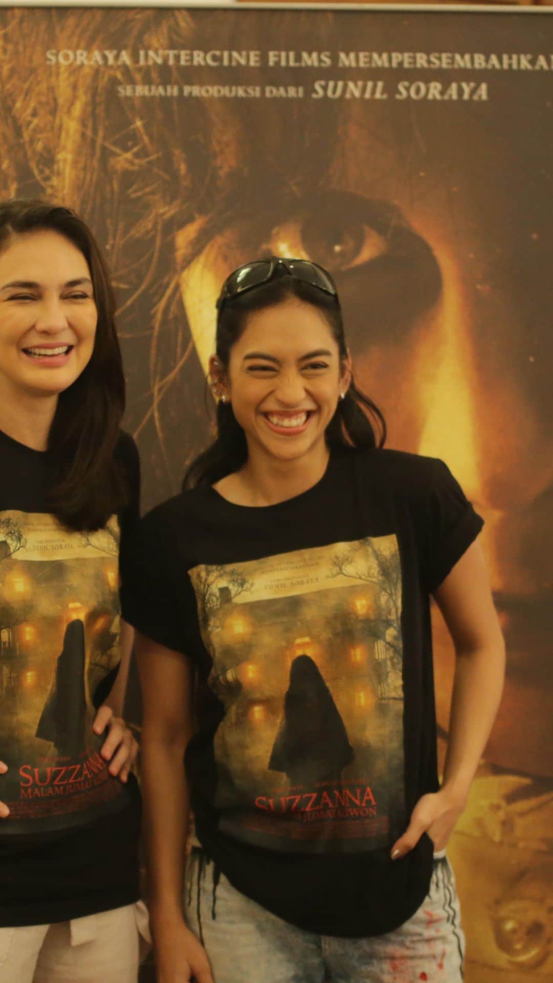 ルナ・マヤのインスタグラム：「Saat shooting Film Suzzanna Malam Jumat Kliwon ternyata ada pemain yang penakut. Ada yang bisa tebak siapa yang penakut? Tonton video selengkapnya!  Nantikan 10 hari lagi, Film Suzzanna Malam Jumat Kliwon tayang di bioskop!  #SuzzannaMalamJumatKliwon #FilmSuzzannaMalamJumatKliwon #Suzzanna #MalamJumatKliwon #SorayaIntercineFilms」