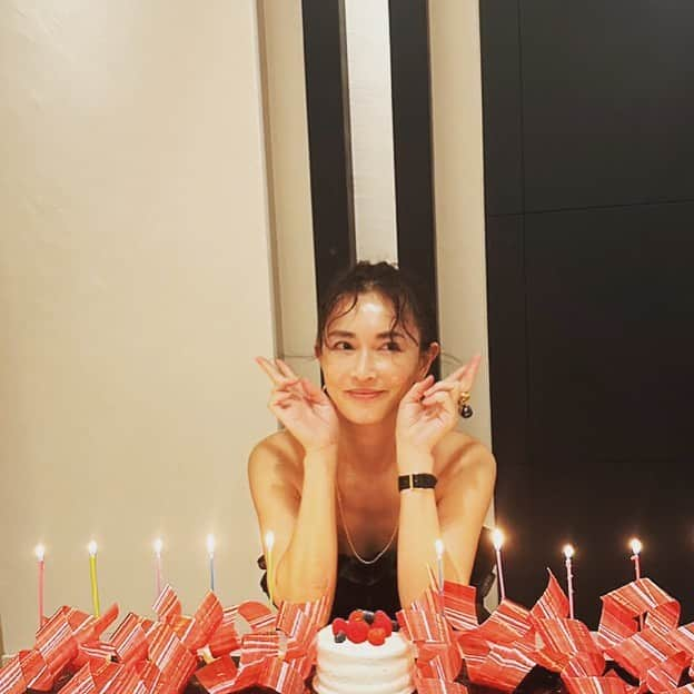 長谷川京子のインスタグラム：「先日、45歳の誕生日を迎えました。  45歳、なってみると悪くない。 と言うか楽しいかも(まだこの歳になって数日しか経っていませんが😅)  心のあり方、身体面、コントロール出来ず戸惑う事もありますし、マイナーチェンジが必要な日々ですが、良い部分も悪い部分も学びに変えて、皆さんに元気を少しでも渡せるように、更に努めていきたいと思います。  いつも応援してくださり、本当にありがとうございます。」