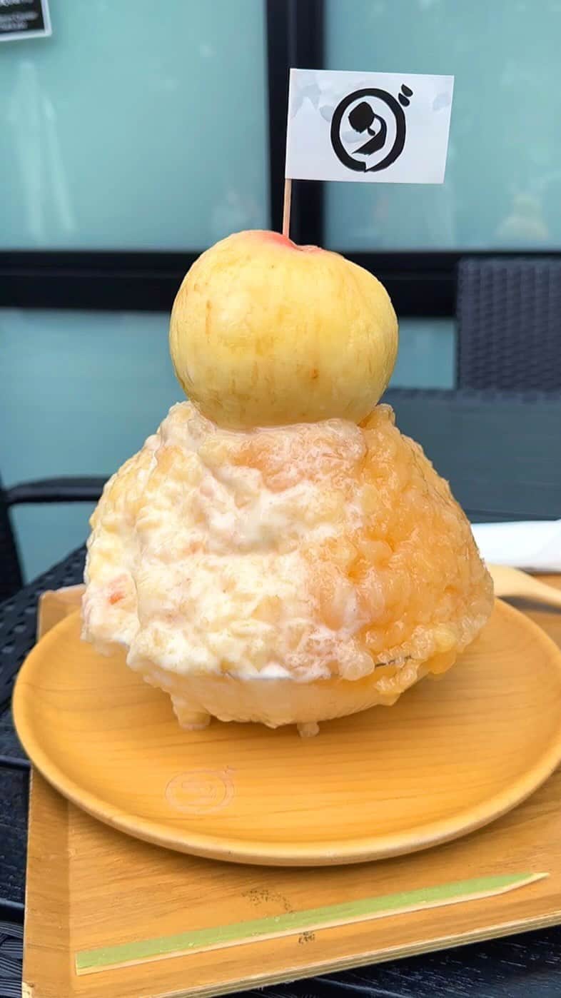 ゆうとグルメのインスタグラム：「🍑ㅤㅤㅤㅤㅤㅤㅤㅤㅤㅤㅤㅤㅤ桃を丸ごと3玉使って作る贅沢桃かき氷🍑 ㅤㅤㅤㅤㅤㅤㅤㅤㅤㅤㅤㅤㅤ 恵比寿にあるダカフェさん(@daiwa_ebisu_)の 「桃富士かき氷」2800円　 ㅤㅤㅤㅤㅤㅤㅤㅤㅤㅤㅤㅤㅤ 恵比寿駅から徒歩5分ほどのところにあるダカフェさんは、フルーツ系スイーツが人気のカフェ！ ㅤㅤㅤㅤㅤㅤㅤㅤㅤㅤㅤㅤㅤ 今回は桃富士かき氷を注文🍑🍧 ㅤㅤㅤㅤㅤㅤㅤㅤㅤㅤㅤㅤㅤ これは旬の桃を3個も使って作る超贅沢なかき氷で、氷の周りに桃ヨーグルトと桃コンポートの2種類のソース、さらに上に丸ごと桃を1つのせて提供してもらえます！ ㅤㅤㅤㅤㅤㅤㅤㅤㅤㅤㅤㅤㅤ 八百屋の営むカフェだけあって使われている桃はみずみずしく甘みもあってそのまま食べても十分においしいレベル🤤 ㅤㅤㅤㅤㅤㅤㅤㅤㅤㅤㅤㅤㅤ ふわふわの氷には練乳シロップがベースにたっぷりかかってるので、大きめサイズだけど、奥の方まで素氷の部分はなく最後のひと口まで存分に楽しむことができました！ ㅤㅤㅤㅤㅤㅤㅤㅤㅤㅤㅤㅤㅤ かき氷の提供は毎朝11時からで、平日でもその少し前からお店の前の列が長くなり始めるので、できる限り早めの時間に行ったほうがいいと思う！ ㅤㅤㅤㅤㅤㅤㅤㅤㅤㅤㅤㅤㅤ かき氷けっこう大きいのでドリンクや他のメニューを頼んで2人くらいでシェアして食べるのもあり🥤 (※お店は1人ワンオーダー制) ㅤㅤㅤㅤㅤㅤㅤㅤㅤㅤㅤㅤㅤ かなりおすすめ！！  —————————————— 📍東京都渋谷区恵比寿南3丁目11-25 ⏰6:30〜23:00 🛌不定休 🚃恵比寿駅から徒歩5分 —————————————— #恵比寿カフェ #恵比寿グルメ #東京カフェ #東京グルメ #ダカフェ #ダカフェ恵比寿 #桃 #かき氷 #shavedice #japan #tokyo  #東京観光 #東京旅行 #おいしい #東京 #恵比寿 #恵比寿ランチ #カフェ巡り #カフェ好きな人と繋がりたい #ごはん記録 #japantravel #japantrip #instafood」
