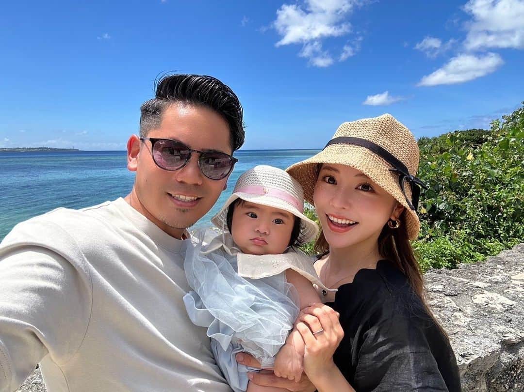 Akaneのインスタグラム：「. 美ら海水族館行った時に撮ったお気に入りの写真♡ 娘が可愛すぎる👶🏻👒  最近よくみゆと空気感似てますねって 言ってもらえること多いねんけど…🐵💭🤍  cocoloni占い館 @honkaku_uranai で 星ひとみさんの占いやってみてん🔮 星ひとみさんの占いって有名やんな😳  気になってたみゆとの相性をみてんけど、 "足りない部分をフォローし合える仲" って部分がうんうん確かに！  って納得やった🤭 (いつもありがとう🐵♡笑)  占いって面白いよな🥺🤍  #cocoloni占い館 #占い #星ひとみ #PR」
