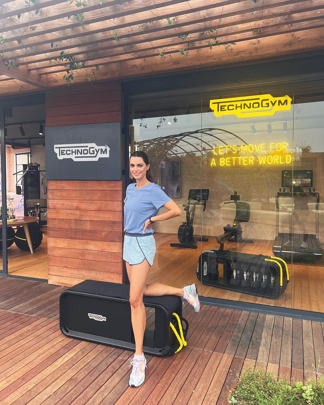 カトリネル・メンギアのインスタグラム：「Train like a pro ? Visit @technogym pop-up boutique at Waterfront and reserve your #Summer workout 🏋️‍♀️  #ShapeYourSummer in #PortoCervo 😍 .  #NoAdv just loving 👊#healthylifestyle」