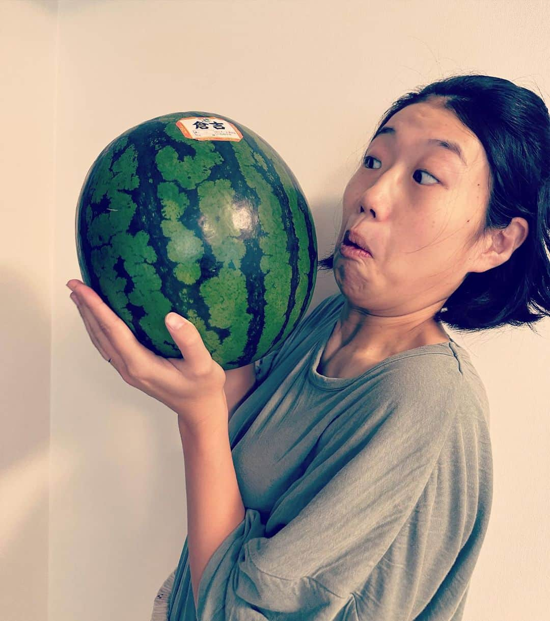 横澤夏子さんのインスタグラム写真 - (横澤夏子Instagram)「#夏🍉 #思ってる以上にでかいし重いし甘いし #おいしーーー！ #うふ！」7月24日 20時47分 - yokosawa_natsuko