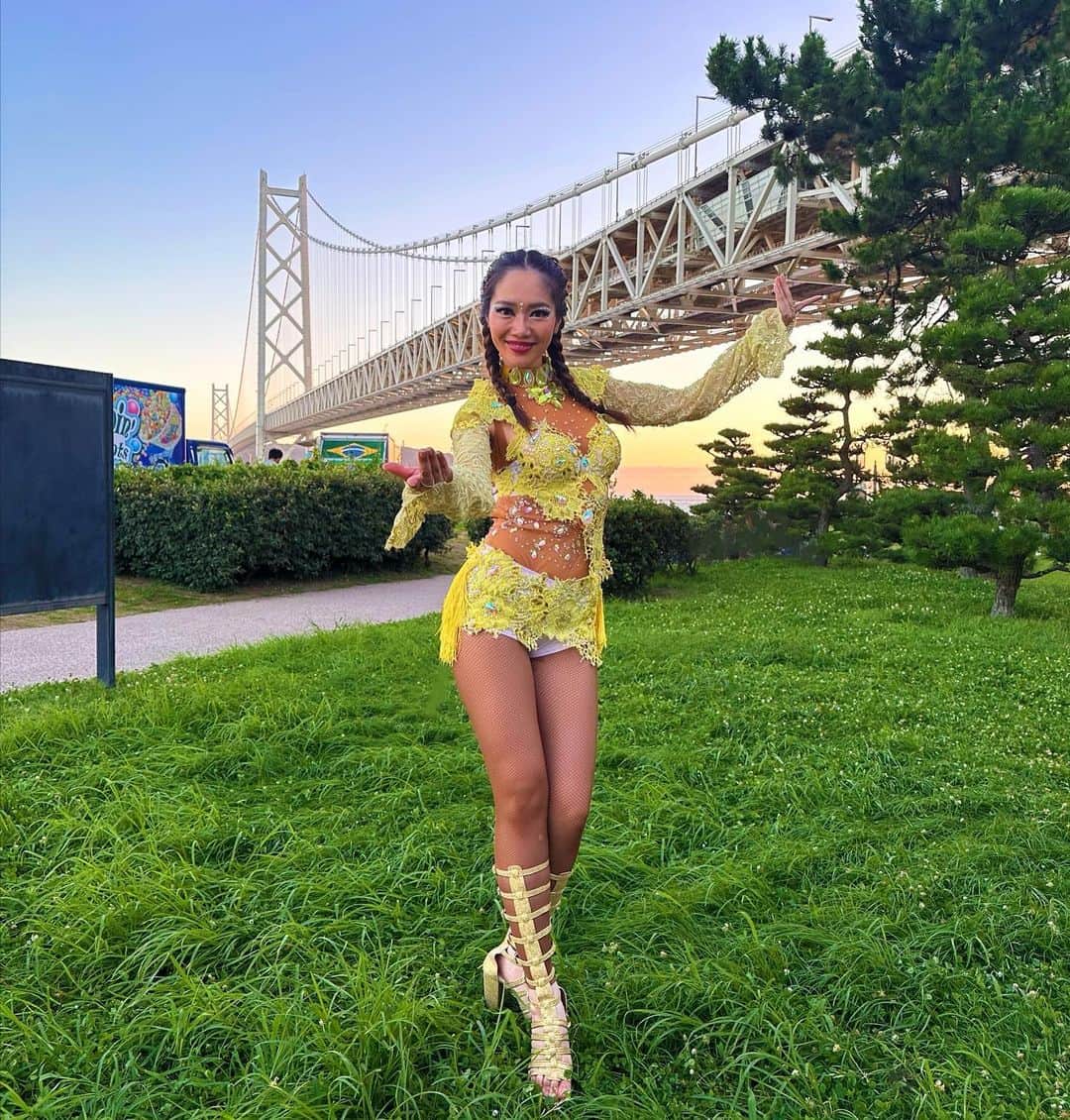 工藤めぐみのインスタグラム：「🌉 ． 明石海峡大橋と夕暮れの空が綺麗でした☺️✨ ． お衣装はSALGUEIROの時の 黄色いワンピースを久々に👗✨ ． ． ． 次はカメラマンさんに踊ってる時のショットを 撮ってもらいたいな〜📷✨ ． ． ． #フェジョンプレット #工藤めぐみ MEGUMIKUDO」