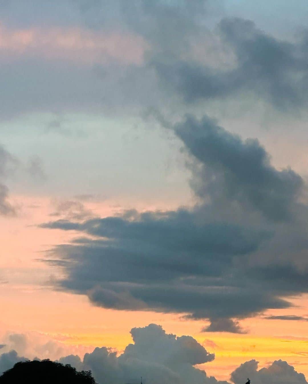 アン・カーティスのインスタグラム：「Manila Vanilla Sky.」