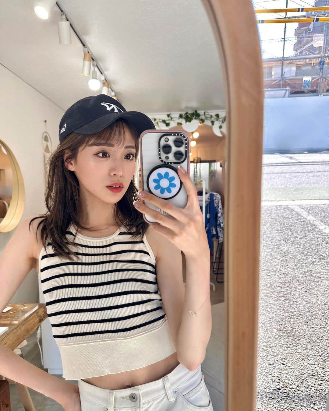 志田友美（ゆうみん）のインスタグラム：「いつも愛用してるiPhoneケース📱   @casetify_jp から新しくでたMagsafeシリーズ🩷✨  わたしはカード携帯に入れときたいので、 カードホルダースタンドとグリップスタンドを🫦  どっちも立てれるから便利だよ😲！  Magsafe対応のケースにつけるから 落ちる心配もない😙🌟  やっぱりピンク✖️ブルーの組み合わせ好きだ🩷🩵  【15YUUMISHIDA】←このコード打つと15％OFFなるよ👶🏼15オフでかい😮‍💨  #CASETiFYPartner #モバイルバッテリー#スマホリング#スマホスタンド#スマホグリップ」