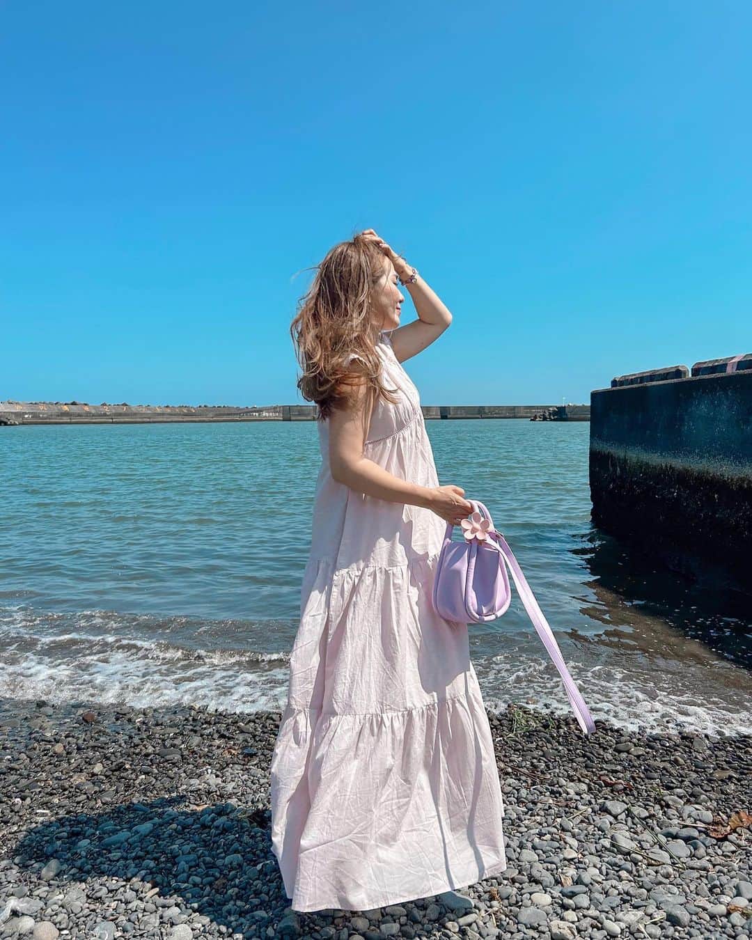 misatoのインスタグラム：「. 𝑷𝒊𝒏𝒌 𝒎𝒐𝒐𝒅💞👙🩰🎟️ ⁡ ⁡ 𝐵𝑎𝑟𝑏𝑖𝑒 𝑡ℎ𝑒 𝑚𝑜𝑣𝑖𝑒に影響されて 𝙿𝚒𝚗𝚔ばかり目に入っちゃう☺︎ ⁡ ⁡ ⁡ 夏はやっぱりワンピースばかり♡ 涼しいのが一番ね🌞✨ ⁡ ⁡ ⁡ @pichi__official のワンピースと 持ってたビーサンが 全く同じお色味だったよー♡ ⁡ ⁡ ⁡ ⁡ #ワンピース #ママコーデ#ママファッション #アラフォー #アラフォーコーデ #アラフォーママ #カラフルコーデ#fashion#outfit#coordinate#black#koreanfashion #오오티디#ヘアカラー #グラフィックデザイナー#ウェブデザイナー#高身長女子#高身長コーデ#パーソナルカラー#165cm#イエベ春#海のある暮らし」