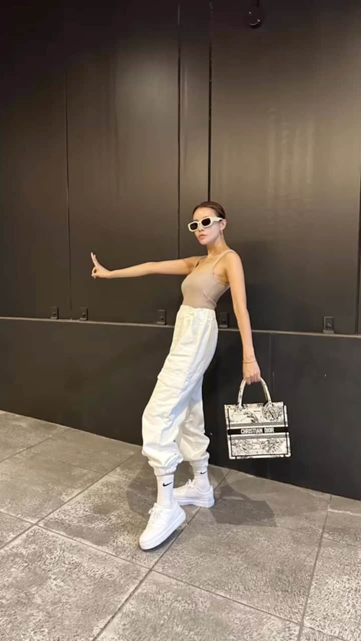 難波サキのインスタグラム：「-𝐬𝐭𝐲𝐥𝐢𝐧𝐠✌🏼  お気に入りのBottoms🤍 @shein_japan @sheinofficial   🏷️DAZY フラップポケットサイド カーゴジーンズ 商品🆔15539486  "Get your back-to-school looks on lock"  お得なクーポン使ってね✨  全商品対応割引クーポン番号▶︎B2SJP0  割引率：お買い上げ金額1～5,999円まではセール価格より15%OFF、6,000円以上は20%OFFが適用されるよ‼︎ 利用期限：公開日〜9月末日   #FirstDayVibes #backtoshool #SHEINforall #ad or #SHEINpartner#sheinコーデ #shein購入品」