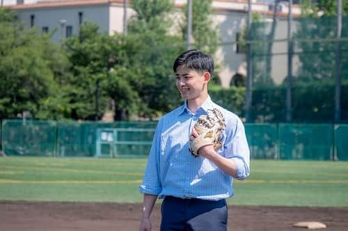 TBSアナウンサー公式のインスタグラム：「古田敬郷です！ . 先日、夏の甲子園予選を控えた母校のグラウンドへ！エネルギッシュな後輩と話して元気をもらいました。 . そして、「久しぶりにマウンドで投げたら？」と言ってもらい、まさかのスーツでマウンドへ！！ . 2年半ぶりの全力投球！…で肩が外れそうでしたが、、やっぱり野球は面白いなぁと😂 . 今年の甲子園も楽しみです！ . #tbs #アナグラム  #野球 #夏 #甲子園 #母校 #マウンド #全力投球」