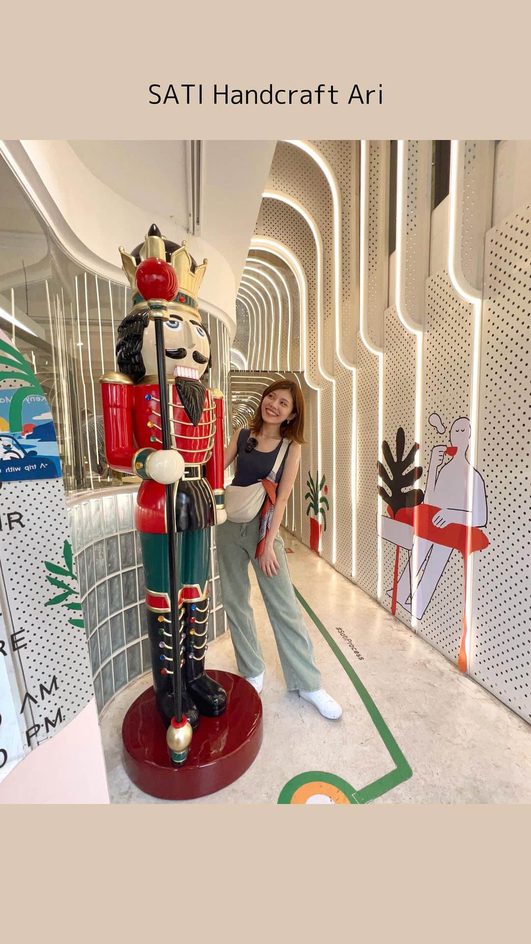 池田真子のインスタグラム：「アーリー駅おすすめのカフェ3店舗目！ ． 📍 SATI Handcraft Ari 8:00〜20:00 🚃アーリー駅から徒歩15分 Soi5 ． 道路沿いのカフェで入り口を抜けると、 広い空間が広がっていてテラス席と室内が選べます◎ ． QRコードからメニューを選べて、 店内もゆったりくつろげる空感でした！ ． ふわふわトロトロのスクランブルエッグは 出汁を感じるような味付けで そのまま食べてもお塩を掛けても美味しい◎ サクサクで軽い食感のトーストが好みだった！ ． ▽メニュー ・スクランブルエッグ 160バーツ ・水 10バーツ ． トイレあり◎ ． ． どこをみてもおしゃれなカフェでした！ ． @sati handcraft  ． ． #SATIHandcraftAri #アーリーカフェ #bkkcafe #btsari #バンコクカフェ  #タイ観光 #タイ旅行  #makosdiary」