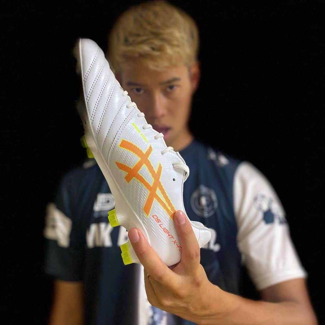 マキヒカのインスタグラム：「最近はアシックスです💛🧡 めちゃくちゃかっこええですやん🧡💛  #asics #asicsfootball @asics_japan  #dslightxfly #アシックス #dslightxflypro2 #football #spike @asics_sportstyle_jp」