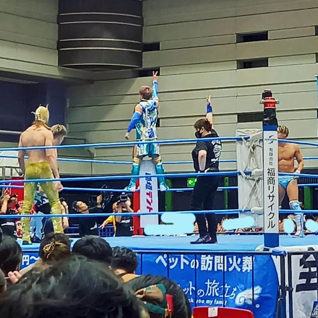 ぢゃいこさんのインスタグラム写真 - (ぢゃいこInstagram)「⚡💥💣️⚡ ３ヶ月ぶりの全日本プロレス観戦へ🤼 思い出を箇条書きにて✏️ 🐍ブラックめんそーれ選手は相変わらずのエンターテイナーぶりでした👏 ☝️好きすぎてモノマネもさせて頂いてる李日韓レフェリーに初めてご挨拶させて頂いたのですが、めちゃんこ可愛すぎて更に好きになりました♡ 👂️初めて見る電流爆破デスマッチ🔥念のために耳栓を持参！ 初体験の一発目の爆発でビビりすぎて、📷️この有り様🤣(５枚目参照) 音も光もホントすごかった！ そして、大仁田厚さんのファンの方々の熱量もすごかった🔥 そして、そして、声援も解禁になって、どの試合も応援の声が飛びまくって、めっちや盛り上がって見てて更に楽しかった📣 やっぱりプロレスは良いなぁ！元気もらえるなぁ！ #ajpw #全日本プロレス #李日韓 #李日韓レフェリー #ブラックめんそーれ #プロレス好きと繋がりたい #プロレス好きな人と繋がりたい #プ女子 #プロレス女子 #ぢゃいこ #吉本新喜劇ぢゃいこ #吉本新喜劇」7月24日 20時52分 - dyaimeshi