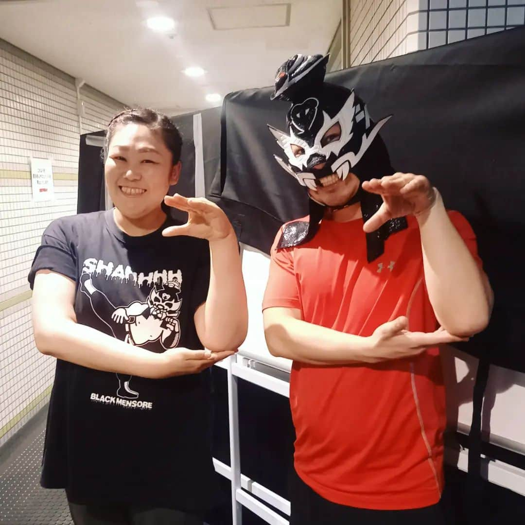 ぢゃいこのインスタグラム：「⚡💥💣️⚡ ３ヶ月ぶりの全日本プロレス観戦へ🤼 思い出を箇条書きにて✏️ 🐍ブラックめんそーれ選手は相変わらずのエンターテイナーぶりでした👏 ☝️好きすぎてモノマネもさせて頂いてる李日韓レフェリーに初めてご挨拶させて頂いたのですが、めちゃんこ可愛すぎて更に好きになりました♡ 👂️初めて見る電流爆破デスマッチ🔥念のために耳栓を持参！ 初体験の一発目の爆発でビビりすぎて、📷️この有り様🤣(５枚目参照) 音も光もホントすごかった！ そして、大仁田厚さんのファンの方々の熱量もすごかった🔥 そして、そして、声援も解禁になって、どの試合も応援の声が飛びまくって、めっちや盛り上がって見てて更に楽しかった📣 やっぱりプロレスは良いなぁ！元気もらえるなぁ！ #ajpw #全日本プロレス #李日韓 #李日韓レフェリー #ブラックめんそーれ #プロレス好きと繋がりたい #プロレス好きな人と繋がりたい #プ女子 #プロレス女子 #ぢゃいこ #吉本新喜劇ぢゃいこ #吉本新喜劇」