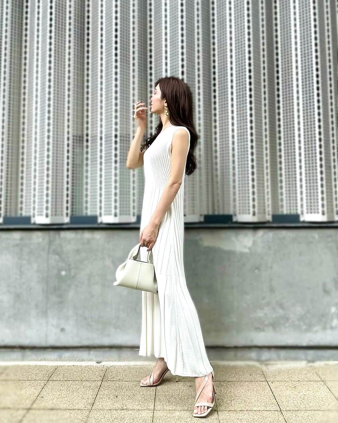 白瀬由莉さんのインスタグラム写真 - (白瀬由莉Instagram)「夏らしく白のワンピース🤍 サラッと着れてかわいいから ワンピースってすき😚  夏って白着たくなるのわたしだけ？🌻👶🏻  明日も素敵な1日を☺️🌈  🌷🧚🏻‍♀️🌻  #AMBIENT #アンビエント」7月24日 20時53分 - yuri_shirase