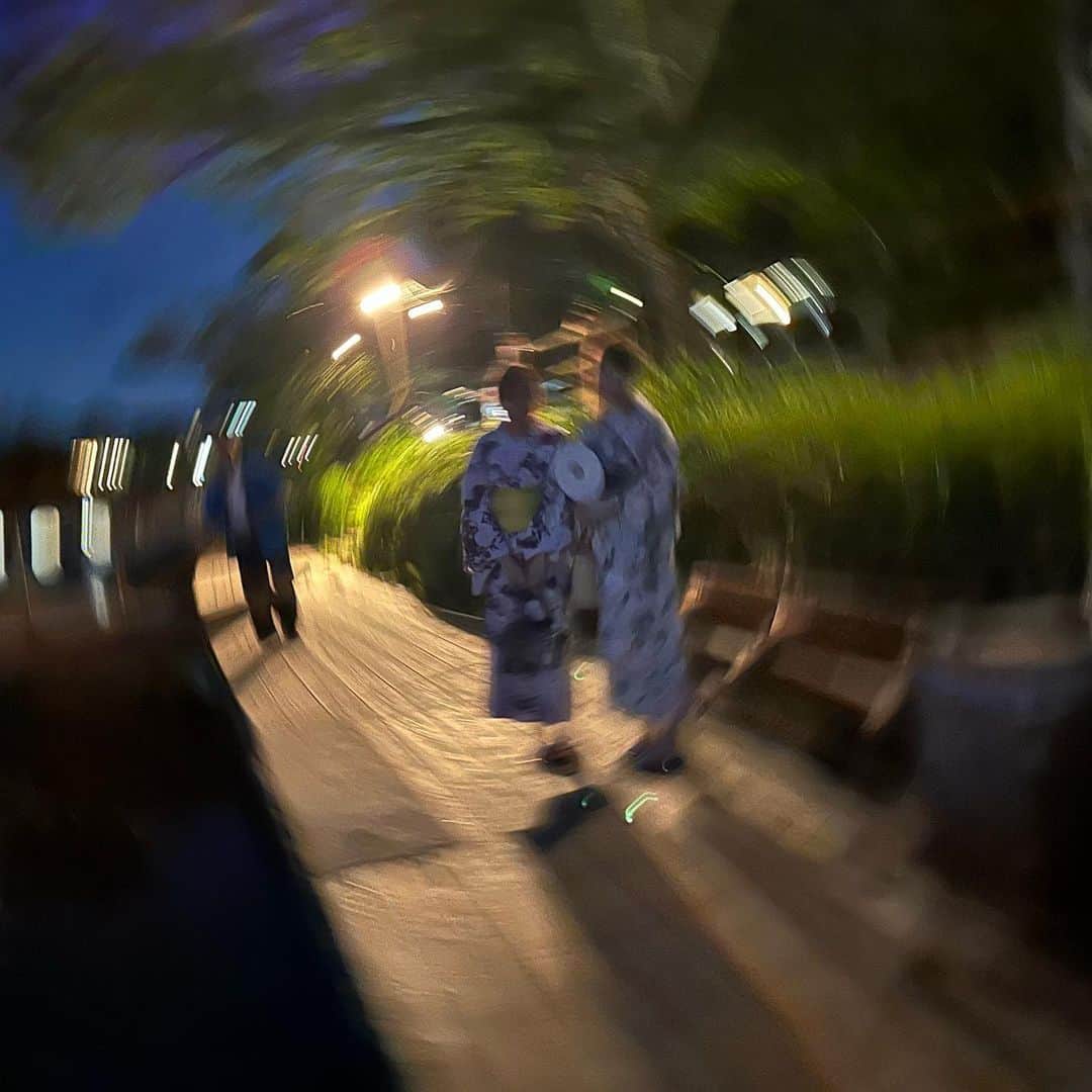 endoyukako さんのインスタグラム写真 - (endoyukako Instagram)「#おすすめ宿シリーズ 京都  #星のや京都 @hoshinoya.official  . . やよぴさんと巡る  #星のや シリーズ🥹笑 今回は夏の京都へ！ . 京都 嵐山にある星のやへはなんと 嵐山の渡月橋から屋形船に乗ってお宿に向かいます…！ 向かうところからして 他には無いリッチな体験ができて その時点でとってもワクワク😂笑 船に乗って15分くらい行くと 緑に囲まれた山の中にひろーーーい施設が。 木々に囲まれて、川のせせらぎも聞こえて 自然いっぱいの癒される空間で とにかく眺めが良くてほんとに最高でした🥲💓 夏の特別プランで 浴衣を着付け(レンタル)＋ #鵜飼 を眺めながら 屋形船でディナー✨ 今年初浴衣でうれしかったし 何よりなかなか出来ない体験づくしの連続で 2023年、 最高の夏のスタートをきることができました👍 ありがとうございます。 家族とでも、カップルでも 特別な日にぜひ訪れて欲しい素敵な場所。 天気にも恵まれて幸せ時間だったなぁぁぁ (なんならこの日京都1番暑かったらしいww) そういえば去年の夏も京都行ってたな😊 とっても大好きな土地。 . . PS 1番最後の写真は鵜匠さんが 撮ってくださった めちゃくちゃ幻想的な写真笑 どうやったらこうなる？！？！？笑 めちゃくちゃ面白かったです。 . #ゆかフェ京都  ⤴︎京都のおすすめはこちらのタグにまとめてます . . Located in Arashiyama, Kyoto, is Hoshinoya, where you can take a houseboat from the Togetsu Bridge and head to your accommodation. It's a unique and luxurious experience that is sure to excite anyone. The facility is surrounded by greenery and situated in the mountains, with the sound of the river and rustling leaves in the background. It's a peaceful space that allows for ultimate relaxation, and the scenery is simply breathtaking. Overall, it's an amazing lodging for anyone looking to immerse themselves in nature.  . .  ============ 𝗉𝗅𝖾𝖺𝗌𝖾 𝖿𝗈𝗅𝗅𝗈𝗐 𝗆𝖾 @123kirin  お酒・おでかけ情報中心に 毎日22時頃更新してます♥ ============  . #京都観光  #京都旅行  #京都グルメ  #京都カフェ  #kyotocafe  #kyototrip  #kyotojapan  #kyotofood #hideout  #ばえホテル#京都ホテル  #京都旅  #女子旅 #旅スタグラム  #カップル旅行  #hoshinoyakyoto  #hoshinoya  #ご褒美旅行  #嵐山観光  #arashiyama」7月24日 20時57分 - 123kirin