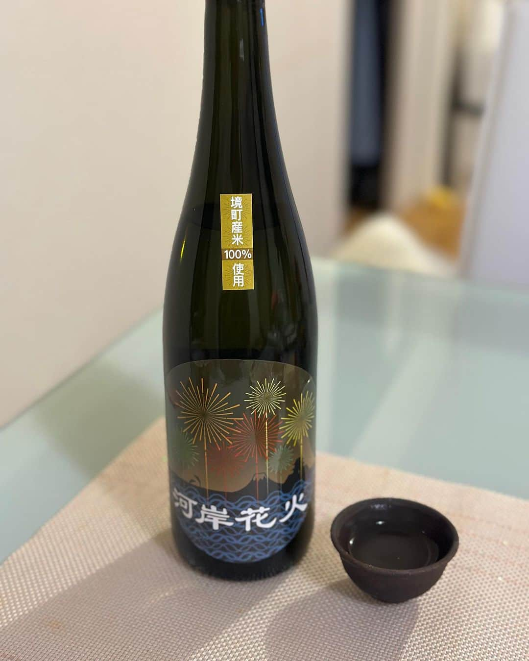 岩瀬玲のインスタグラム：「最近日本酒づいてます  低アルコールの 純米原酒 河岸花火という日本酒  @hagiwarashuzo  ☞ 加水でアルコール度を調整していないから低アルコールでも米の旨味が  ☞ 地元境町の米を100％使い茨城酵母と白麹で、軽くふわっと丸い呑み口ながら後味スッキリな仕上がり 低アルコールのおかげか クセも無くほんとお水みたいに飲みやすい  日本酒ということで 味のなめろう イカの梅肉和え しらたきのきんぴら 玉子豆腐 とおうち居酒屋に  ラベルは「利根川大花火大会」をイメージしたデザインなんだって 花火  行きたいなー 飲みやすいから日本酒苦手な人もこれなら大丈夫そう  残りは大事に飲もうっと  美味しいお酒があると 美味しいおつまみ作りたくなるよねー  お酒の投稿だからか年齢設定してなくて削除されたかも💦なので再再投稿  PR #萩原酒造 #境町 #酒造 #菊正宗 #日本酒で乾杯 #日本酒 #日本酒最高 #日本酒スタグラム」