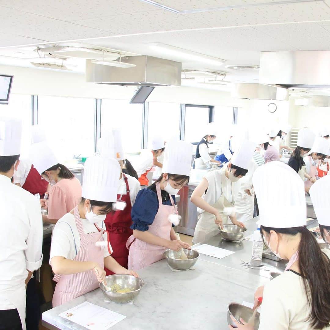 神戸製菓専門学校（公式）さんのインスタグラム写真 - (神戸製菓専門学校（公式）Instagram)「🌈2023年度 夏のオープンキャンパス 第1弾☀️🌈  洋菓子は #桃のタルト パンは #カレーパン #ウインナーロール  に挑戦しました❗️😆 お菓子やパンを仕事にする魅力が 伝わりましたでしょうか😊  夏休み、様々なメニューで 皆さまのご来校お待ちしています✨  おひとりでも、お友達やご家族とでも大歓迎🙌  開催メニューは画像を最後まで スワイプしてチェックしてくださいね🌺  #神戸製菓 #神戸製菓専門学校 #オープンキャンパス #夏休み #製菓専門学校 #製菓 #製菓学校 #パティシエ #お菓子作り #パン作り #パン職人 #ブーランジェ #パン屋 #神戸 #三ノ宮 #pattistagram2023」7月24日 21時08分 - kobeseika_info