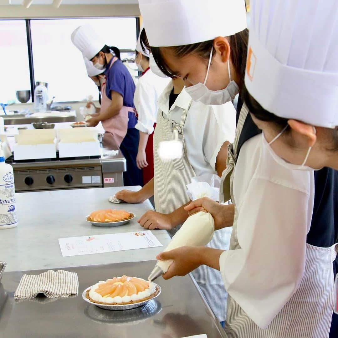 神戸製菓専門学校（公式）さんのインスタグラム写真 - (神戸製菓専門学校（公式）Instagram)「🌈2023年度 夏のオープンキャンパス 第1弾☀️🌈  洋菓子は #桃のタルト パンは #カレーパン #ウインナーロール  に挑戦しました❗️😆 お菓子やパンを仕事にする魅力が 伝わりましたでしょうか😊  夏休み、様々なメニューで 皆さまのご来校お待ちしています✨  おひとりでも、お友達やご家族とでも大歓迎🙌  開催メニューは画像を最後まで スワイプしてチェックしてくださいね🌺  #神戸製菓 #神戸製菓専門学校 #オープンキャンパス #夏休み #製菓専門学校 #製菓 #製菓学校 #パティシエ #お菓子作り #パン作り #パン職人 #ブーランジェ #パン屋 #神戸 #三ノ宮 #pattistagram2023」7月24日 21時08分 - kobeseika_info