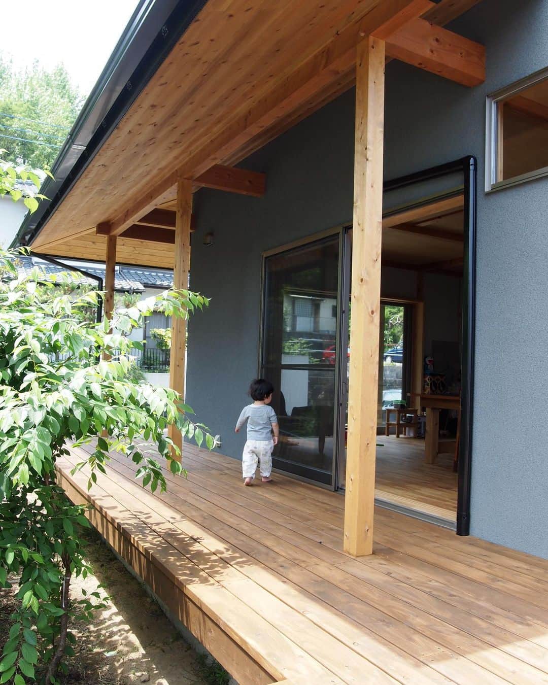 クボタ住建さんのインスタグラム写真 - (クボタ住建Instagram)「「木の家だからできること」  #クボタ住建  日本の風土に合った深い軒は、夏の暑い陽射しを和らげ、雨も気にせずに窓を開け放して風を通すことができます。  軒下の縁側やウッドデッキは家族のくつろぎの場。 軒下に風鈴や干し柿をつるしたり、縁を楽しんだりと四季を楽しむことができます そして意外に多くの方が楽しんでるのは！七輪買って炭火焼きで一杯！！！  @kubota_jyuken   #ウッドデッキ #みどりのある暮らし  #ほしい暮らし #軒のある家 #休日の過ごし方  #バルコニーガーデン #四季を感じる #家づくりのイメージ #四季を楽しむ #デッキでバーベキュー  クボタ住建は優しく温かい自然素材の木の家をつくります HP & more photos→@kubota_jyuken 施工事例多数掲載しております。 ホームページへもぜひ↓ https://kubotajyuken.com/  ⭐︎スタッフブログ⭐︎ https://kubotajyuken.com/blog/  #クボタ住建 #神奈川の注文住宅 #大和市#湘南の家#suumo注文住宅 #自由設計 #木の家 #無垢の家 #自然素材の家 #和モダンな家 #暮らしをつくる #暮らしを楽しむ #丁寧な暮らし#構造現し  クボタ住建 棟梁の自宅、随時見学受付ます。 資料請求やお問い合わせも是非。 メッセージDMでもどうぞ」7月24日 21時08分 - kubota_jyuken