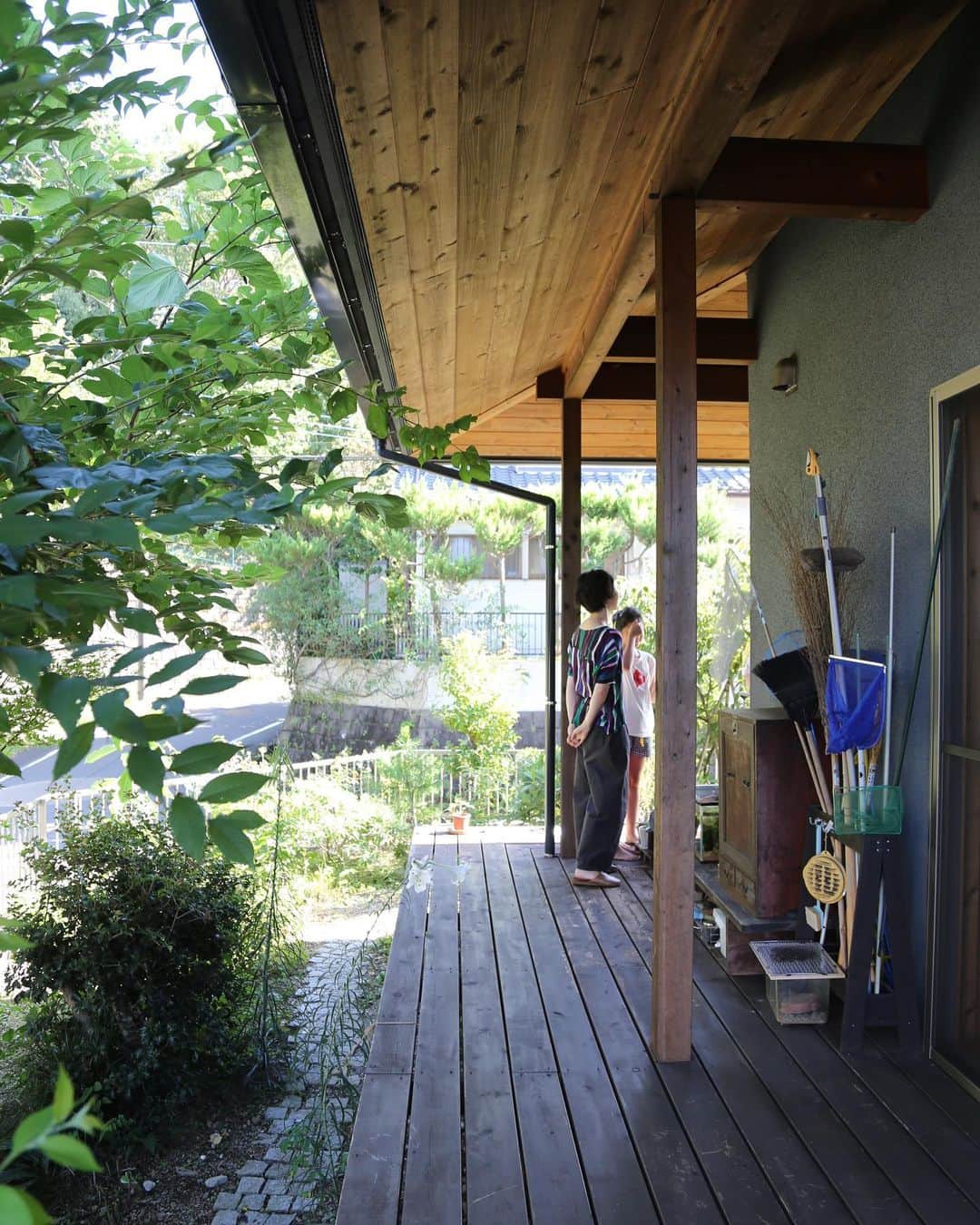 クボタ住建さんのインスタグラム写真 - (クボタ住建Instagram)「「木の家だからできること」  #クボタ住建  日本の風土に合った深い軒は、夏の暑い陽射しを和らげ、雨も気にせずに窓を開け放して風を通すことができます。  軒下の縁側やウッドデッキは家族のくつろぎの場。 軒下に風鈴や干し柿をつるしたり、縁を楽しんだりと四季を楽しむことができます そして意外に多くの方が楽しんでるのは！七輪買って炭火焼きで一杯！！！  @kubota_jyuken   #ウッドデッキ #みどりのある暮らし  #ほしい暮らし #軒のある家 #休日の過ごし方  #バルコニーガーデン #四季を感じる #家づくりのイメージ #四季を楽しむ #デッキでバーベキュー  クボタ住建は優しく温かい自然素材の木の家をつくります HP & more photos→@kubota_jyuken 施工事例多数掲載しております。 ホームページへもぜひ↓ https://kubotajyuken.com/  ⭐︎スタッフブログ⭐︎ https://kubotajyuken.com/blog/  #クボタ住建 #神奈川の注文住宅 #大和市#湘南の家#suumo注文住宅 #自由設計 #木の家 #無垢の家 #自然素材の家 #和モダンな家 #暮らしをつくる #暮らしを楽しむ #丁寧な暮らし#構造現し  クボタ住建 棟梁の自宅、随時見学受付ます。 資料請求やお問い合わせも是非。 メッセージDMでもどうぞ」7月24日 21時08分 - kubota_jyuken