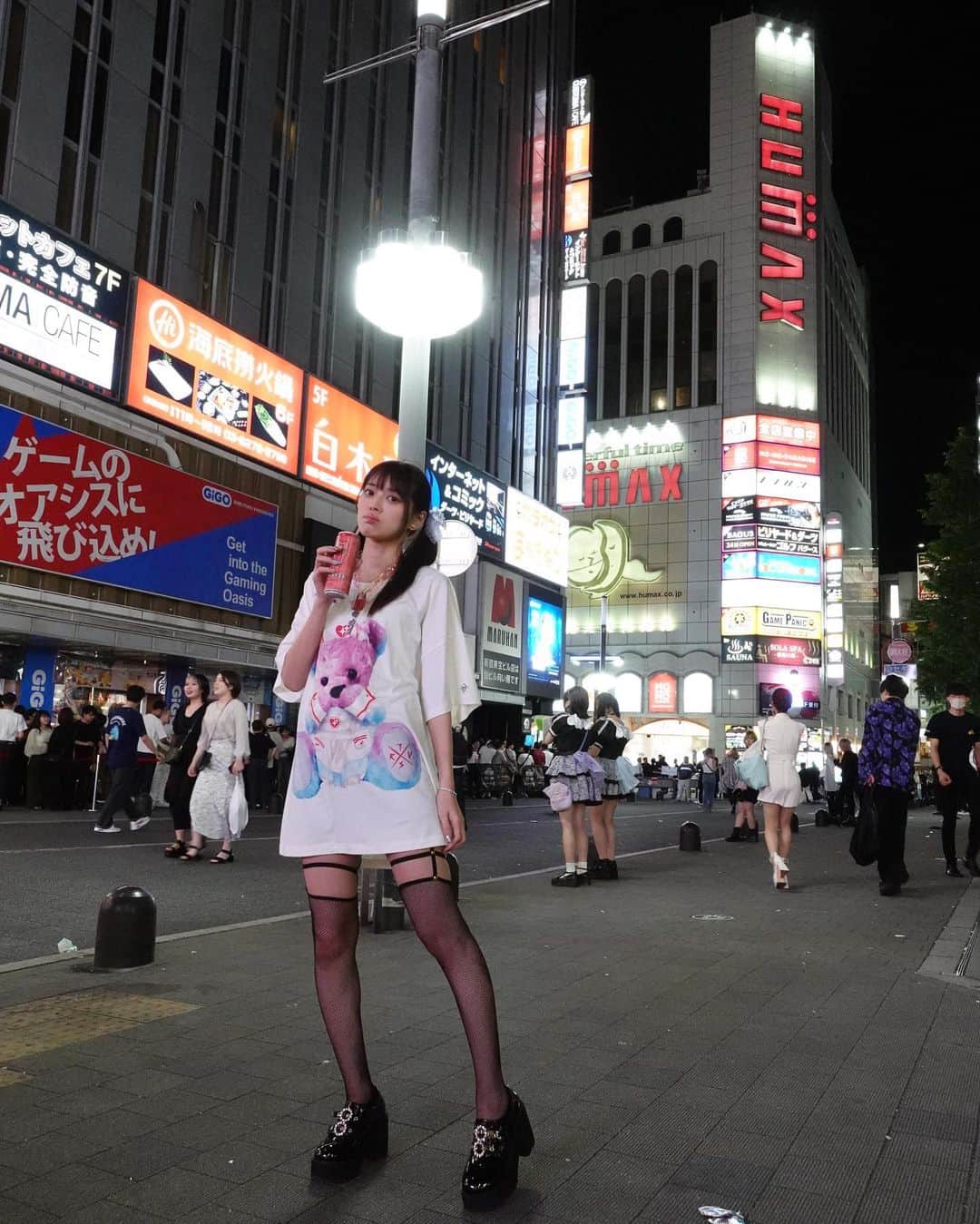 藤田いろはのインスタグラム：「⁡ ⁡ 「オタク！ぼくをすこれ！よ！」 ⁡ 夢見りあむとTRAVAS TOKYOがコラボした服が着られる季節になって嬉しい🐻❤️‍🔥💊 このコラボ可愛すぎ❤︎」