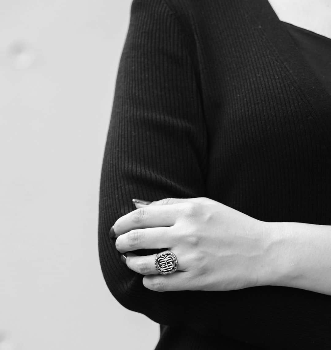 ハムのインスタグラム：「hum阪急うめだ本店にて第3回 【Signet Ring bespoke order fair】 を開催いたします。  イベントでは、お好みのリングデザインをお選びいただき、お好きなアルファベット3～4文字を組み合わせて、お客様お一人お一人に合わせてオリジナルの紋章をお作りいたします。  今回も職人が1本ずつハンドメイドでお作りいたしますので、生産数は15本限定とさせていただきます。  また、期間中には、デザイナー・稲沼、職人・高野の来店日もございます。 デザイナーや職人と相談しながらご自身だけのシグネットリングをオーダーしたい！という方はこの機会をお見逃しなく。  皆様のご予約・ご来店を心よりお待ち申し上げております。     ----------------------------------------  Signet Ring bespoke order fair  場所：  　hum 阪急うめだ本店  日時：  　8月23日（水）～8月29日（火）  　10：00～20：00 　※先着15名限定／完全予約制  　職人高野 来店日・・・・・8月23日（水）・24日（木） 　デザイナー稲沼 来店日・・8月26日（土）・27日（日）  予約方法・お問い合わせ先： 　7月27日（木）12:30～ 　hum阪急うめだ本店へお電話もしくは直接ご来店ください。 　TEL 06-6313-1276　 　※ご予約の際は、ご希望のアルファベット（大文字/3～4文字）をお伝え下さい。 　※15名を超える予約はキャンセル待ち扱いとさせていただきます。」