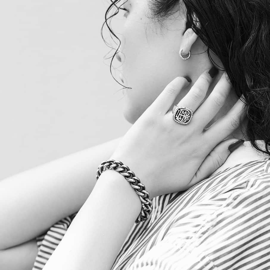 ハムのインスタグラム：「hum阪急うめだ本店にて第3回 【Signet Ring bespoke order fair】 を開催いたします。  イベントでは、お好みのリングデザインをお選びいただき、お好きなアルファベット3～4文字を組み合わせて、お客様お一人お一人に合わせてオリジナルの紋章をお作りいたします。  今回も職人が1本ずつハンドメイドでお作りいたしますので、生産数は15本限定とさせていただきます。  また、期間中には、デザイナー・稲沼、職人・高野の来店日もございます。 デザイナーや職人と相談しながらご自身だけのシグネットリングをオーダーしたい！という方はこの機会をお見逃しなく。  皆様のご予約・ご来店を心よりお待ち申し上げております。     ----------------------------------------  Signet Ring bespoke order fair  場所：  　hum 阪急うめだ本店  日時：  　8月23日（水）～8月29日（火）  　10：00～20：00 　※先着15名限定／完全予約制  　職人高野 来店日・・・・・8月23日（水）・24日（木） 　デザイナー稲沼 来店日・・8月26日（土）・27日（日）  予約方法・お問い合わせ先： 　7月27日（木）12:30～ 　hum阪急うめだ本店へお電話もしくは直接ご来店ください。 　TEL 06-6313-1276　 　※ご予約の際は、ご希望のアルファベット（大文字/3～4文字）をお伝え下さい。 　※15名を超える予約はキャンセル待ち扱いとさせていただきます。」