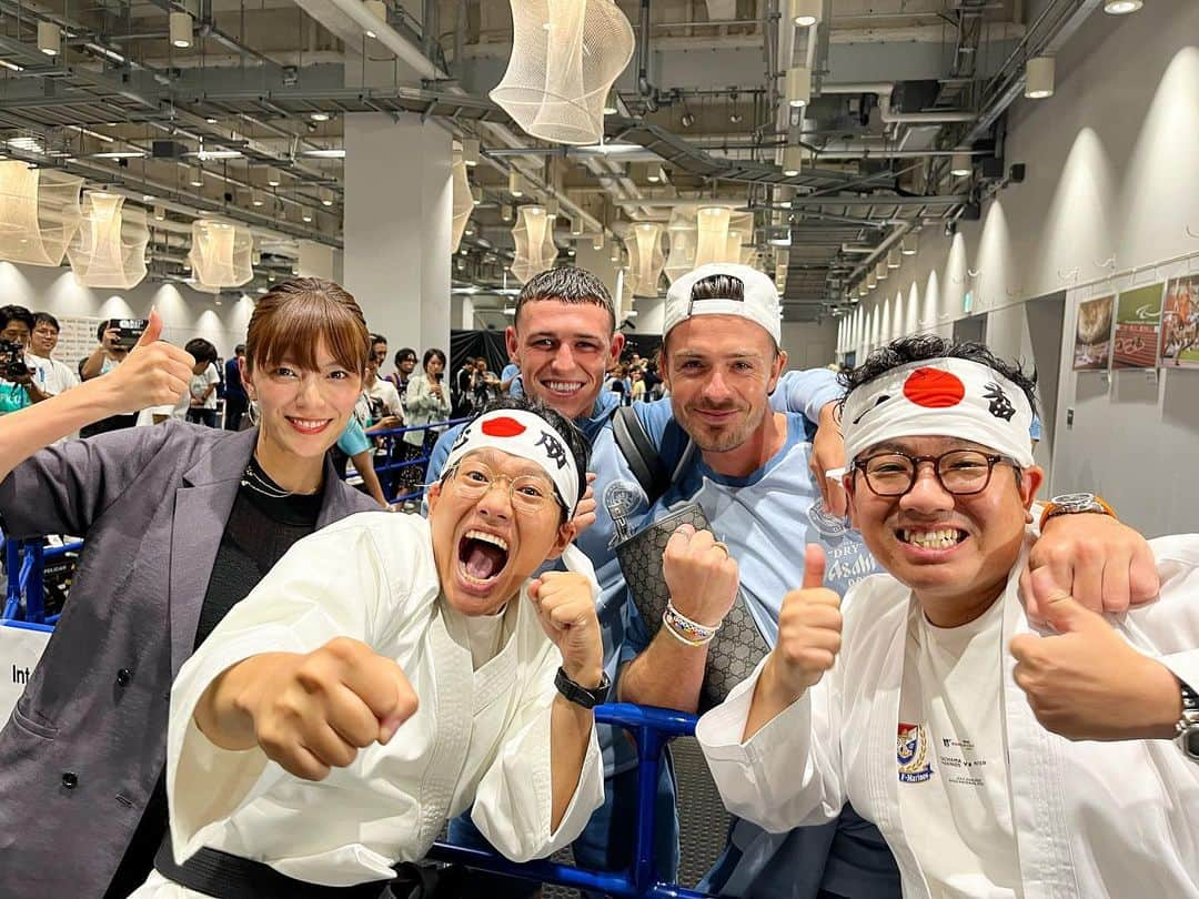 三谷紬さんのインスタグラム写真 - (三谷紬Instagram)「⚽️❤️‍🔥⚽️ 爆弾写真を投下します！！ なななななんと昨日取材に行った #マンチェスターシティ 対#横浜Fマリノス 試合後にシティの選手たちと写真撮影に成功しました😭 1枚目、 フィル·フォーデン選手とジャック・グリーリッシュ選手 2枚目、 マヌエル・アカンジ選手 3枚目、 ベルナルド・シウバ選手🩵💙 スーパースターすぎて 同じ空気を吸えているだけで幸せなのに… 皆さん快く写真に応じてくださり…😢 お人柄まで素敵なのかと。 胸がいっぱいになりました🥺 そして全力で選手たちを止めてくださったミキの二人にも 感謝感謝です…！！ それからというもの、 幸せすぎて夢見心地な日々を過ごしております。 . このロケの模様、 また改めてラブ‼︎Ｊリーグで放送予定です🫶 試合自体も最高に面白い展開で！ Ｊリーグの凄さをまた見せつけられたのでは？と 思っています！ 選手の皆さん素敵な試合をありがとうございました🥺🫰 * #manchestercityfc#mancity#manchester#city#横浜#fマリノス#f#マリノス#soccer#football#サッカー#philfoden 選手#jackgrealish 選手#manuel#akanji 選手#bernardosilva 選手#ミキ#昴生 さん#亜生 さん#ラブjリーグ#テレビ朝日#アナウンサー#三谷紬」7月24日 21時01分 - mitani_tsumugi