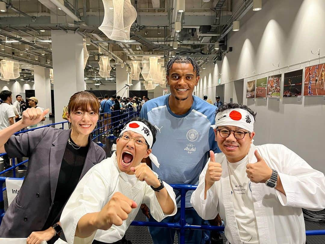 三谷紬さんのインスタグラム写真 - (三谷紬Instagram)「⚽️❤️‍🔥⚽️ 爆弾写真を投下します！！ なななななんと昨日取材に行った #マンチェスターシティ 対#横浜Fマリノス 試合後にシティの選手たちと写真撮影に成功しました😭 1枚目、 フィル·フォーデン選手とジャック・グリーリッシュ選手 2枚目、 マヌエル・アカンジ選手 3枚目、 ベルナルド・シウバ選手🩵💙 スーパースターすぎて 同じ空気を吸えているだけで幸せなのに… 皆さん快く写真に応じてくださり…😢 お人柄まで素敵なのかと。 胸がいっぱいになりました🥺 そして全力で選手たちを止めてくださったミキの二人にも 感謝感謝です…！！ それからというもの、 幸せすぎて夢見心地な日々を過ごしております。 . このロケの模様、 また改めてラブ‼︎Ｊリーグで放送予定です🫶 試合自体も最高に面白い展開で！ Ｊリーグの凄さをまた見せつけられたのでは？と 思っています！ 選手の皆さん素敵な試合をありがとうございました🥺🫰 * #manchestercityfc#mancity#manchester#city#横浜#fマリノス#f#マリノス#soccer#football#サッカー#philfoden 選手#jackgrealish 選手#manuel#akanji 選手#bernardosilva 選手#ミキ#昴生 さん#亜生 さん#ラブjリーグ#テレビ朝日#アナウンサー#三谷紬」7月24日 21時01分 - mitani_tsumugi