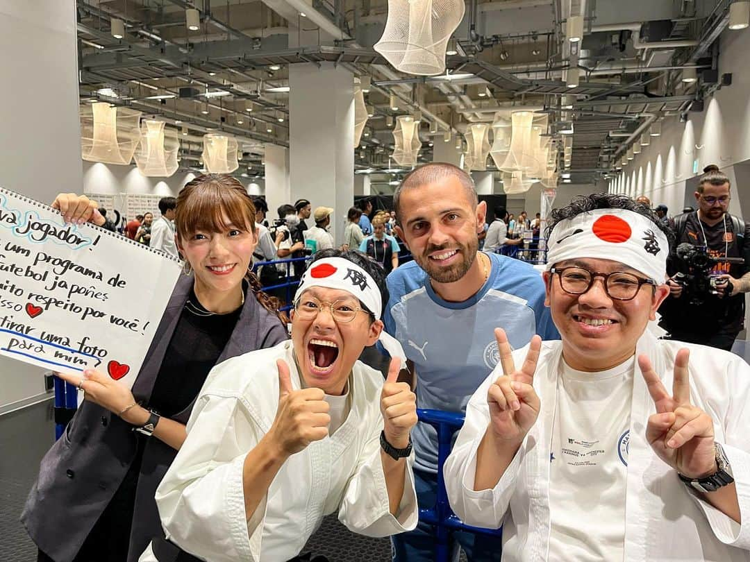 三谷紬さんのインスタグラム写真 - (三谷紬Instagram)「⚽️❤️‍🔥⚽️ 爆弾写真を投下します！！ なななななんと昨日取材に行った #マンチェスターシティ 対#横浜Fマリノス 試合後にシティの選手たちと写真撮影に成功しました😭 1枚目、 フィル·フォーデン選手とジャック・グリーリッシュ選手 2枚目、 マヌエル・アカンジ選手 3枚目、 ベルナルド・シウバ選手🩵💙 スーパースターすぎて 同じ空気を吸えているだけで幸せなのに… 皆さん快く写真に応じてくださり…😢 お人柄まで素敵なのかと。 胸がいっぱいになりました🥺 そして全力で選手たちを止めてくださったミキの二人にも 感謝感謝です…！！ それからというもの、 幸せすぎて夢見心地な日々を過ごしております。 . このロケの模様、 また改めてラブ‼︎Ｊリーグで放送予定です🫶 試合自体も最高に面白い展開で！ Ｊリーグの凄さをまた見せつけられたのでは？と 思っています！ 選手の皆さん素敵な試合をありがとうございました🥺🫰 * #manchestercityfc#mancity#manchester#city#横浜#fマリノス#f#マリノス#soccer#football#サッカー#philfoden 選手#jackgrealish 選手#manuel#akanji 選手#bernardosilva 選手#ミキ#昴生 さん#亜生 さん#ラブjリーグ#テレビ朝日#アナウンサー#三谷紬」7月24日 21時01分 - mitani_tsumugi